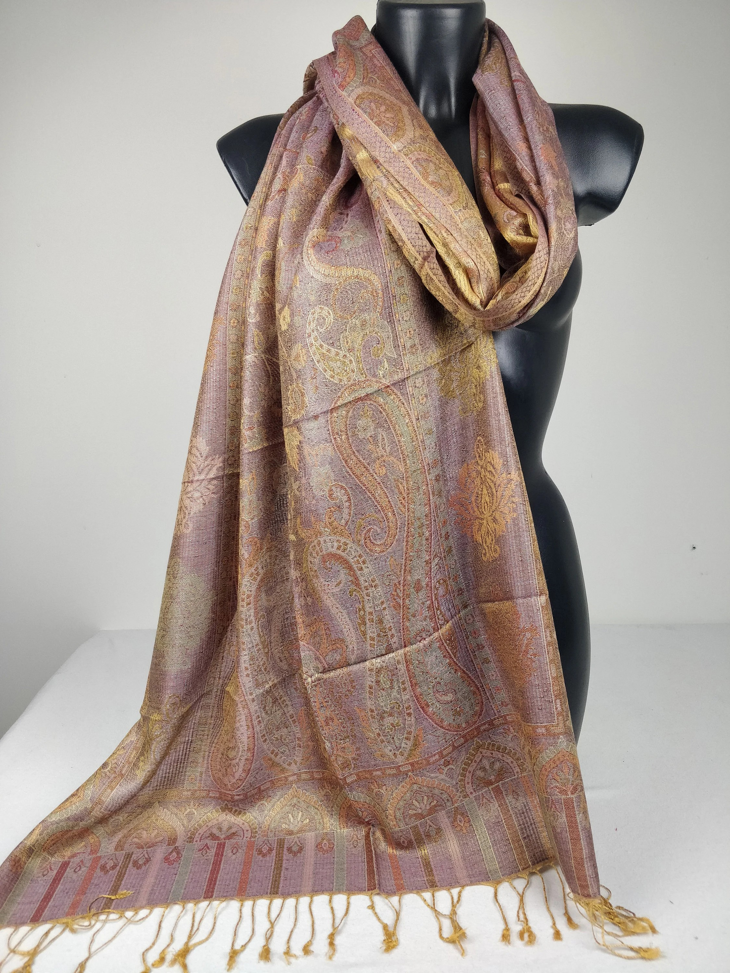 Wende-Mangal-Pashmina aus Modal/Seide. Gelbes Paisley-Muster.