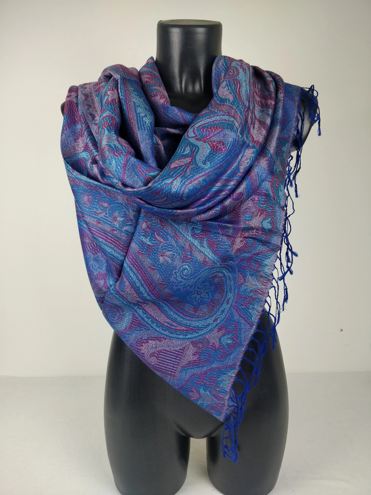 Pashmina Mangal réversible en modal / soie. Echarpe aux motifs paisley bleu.