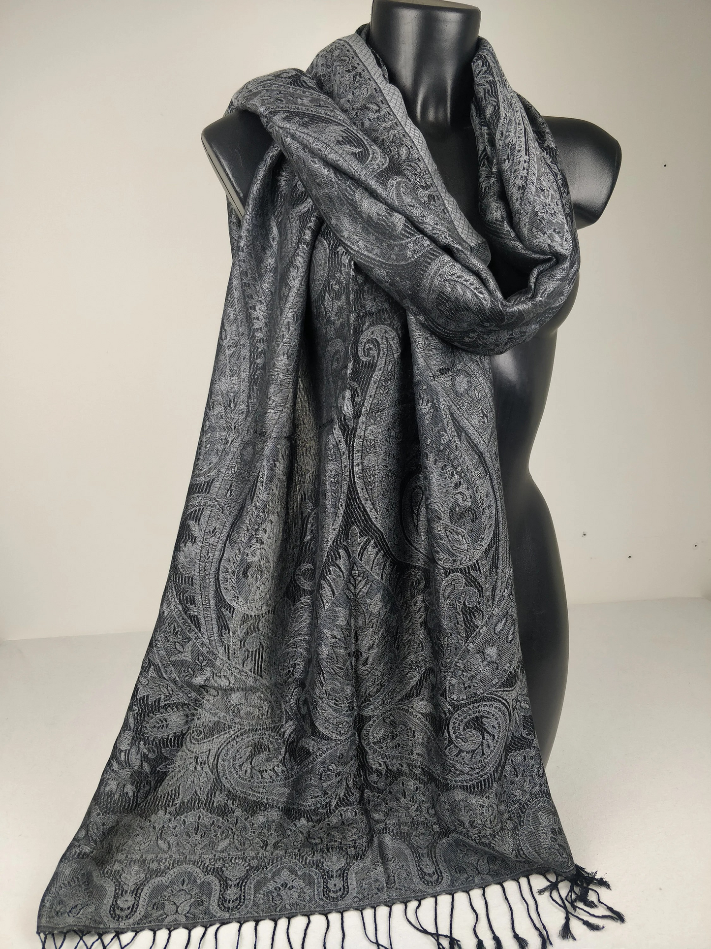 Pashmina Mangal réversible en modal / soie. Echarpe motif paisley noir.