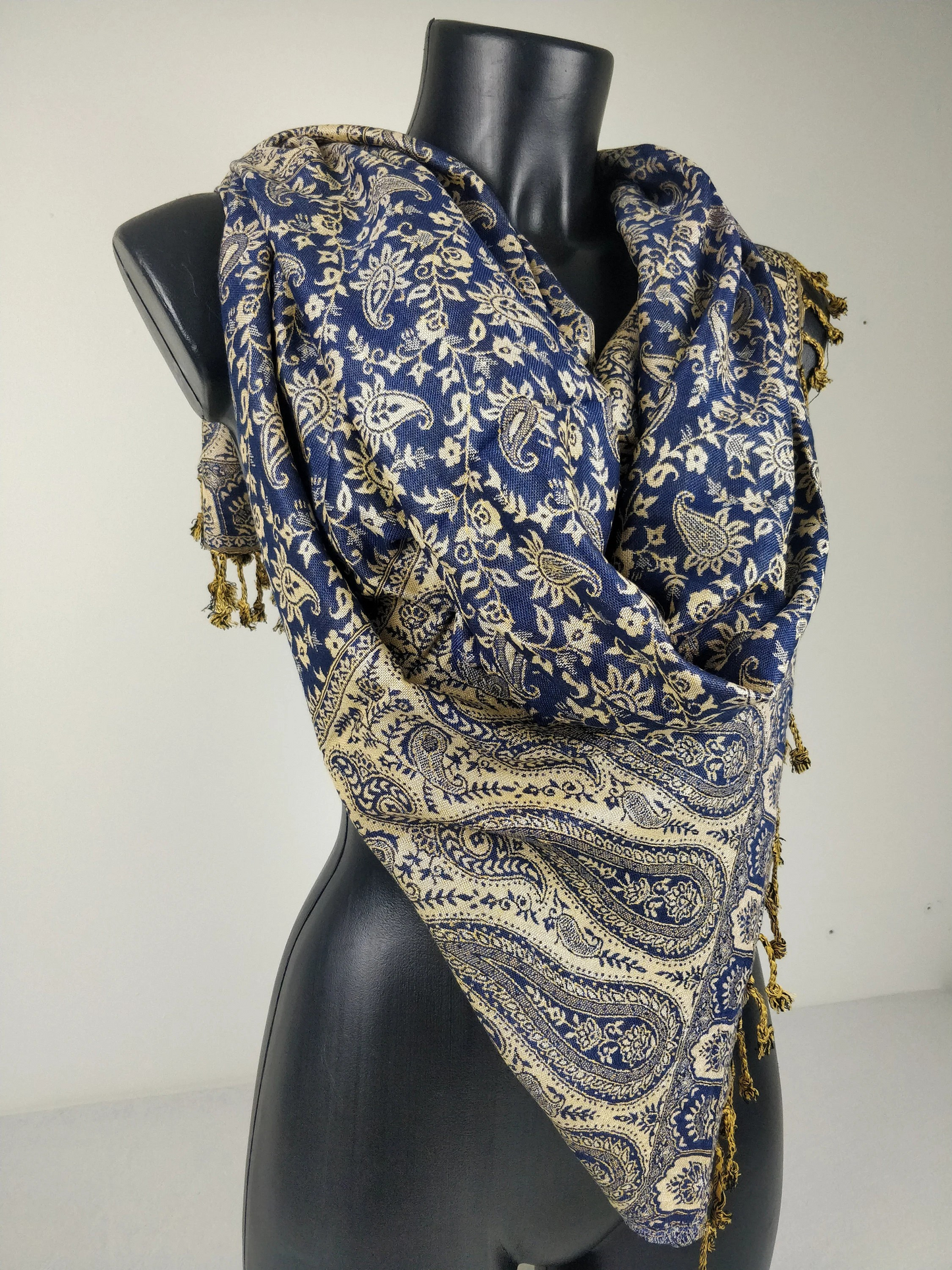 Pashmina réversible Sankya en viscose. Echarpe motif paisley bleu.