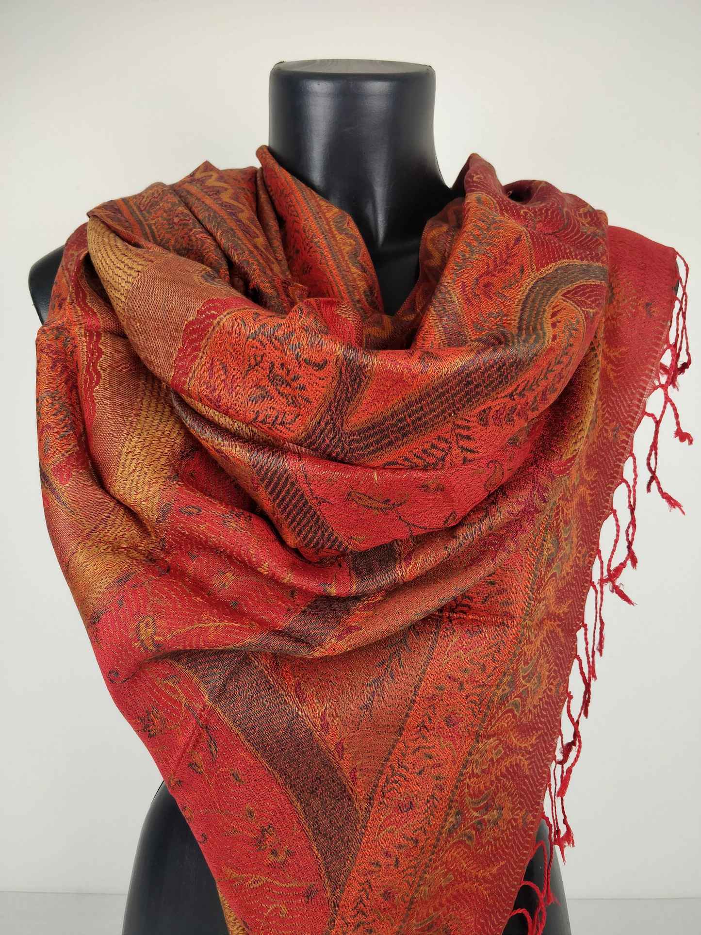 Pashmina Mangal réversible en modal / soie. Echarpe aux motifs paisley rouge.