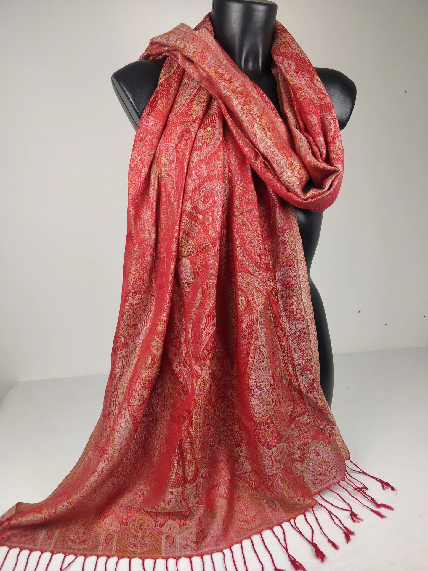 Wende-Mangal-Pashmina aus Modal/Seide. Rotes und grünes Paisley-Muster.