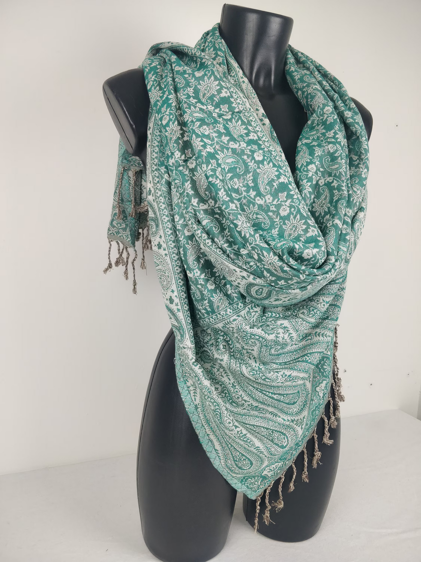 Sankya Wende-Pashmina aus Viskose. Grün-weißer Schal mit Paisley-Muster.