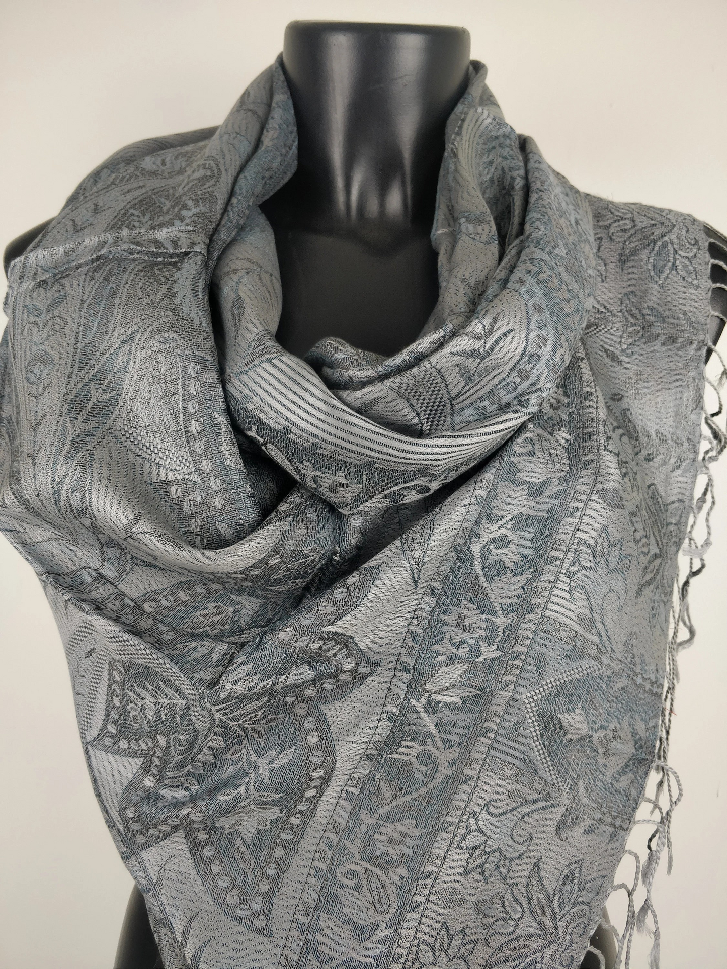 Pashmina Mangal réversible en modal / soie. Echarpe aux motifs paisley gris.