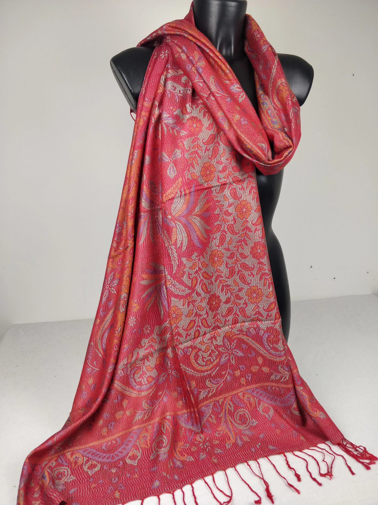 Pashmina Mangal réversible en modal / soie. Echarpe motif fleuri rouge.