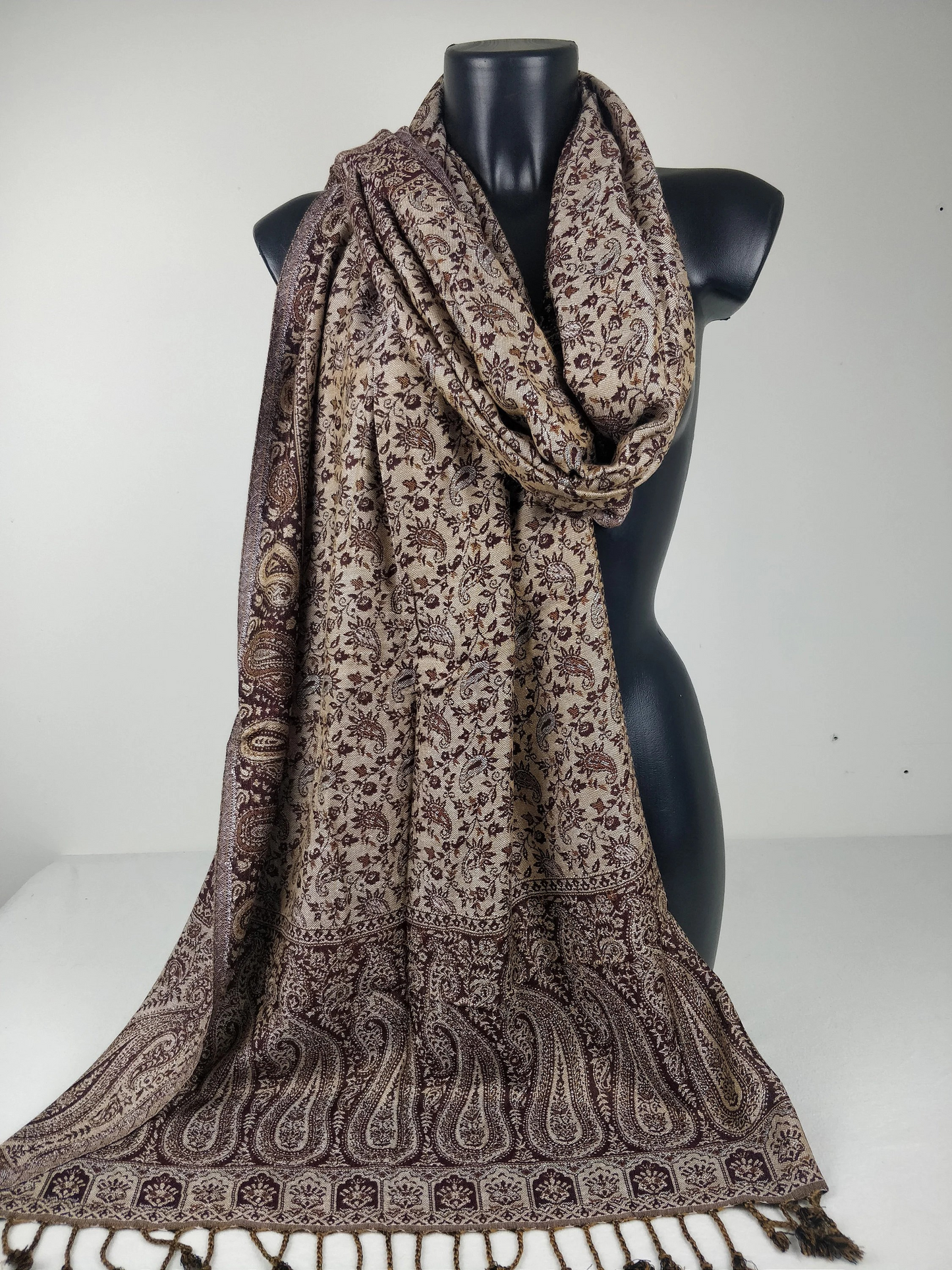 Pashmina réversible Sankya en viscose. Echarpe motif paisley marron.