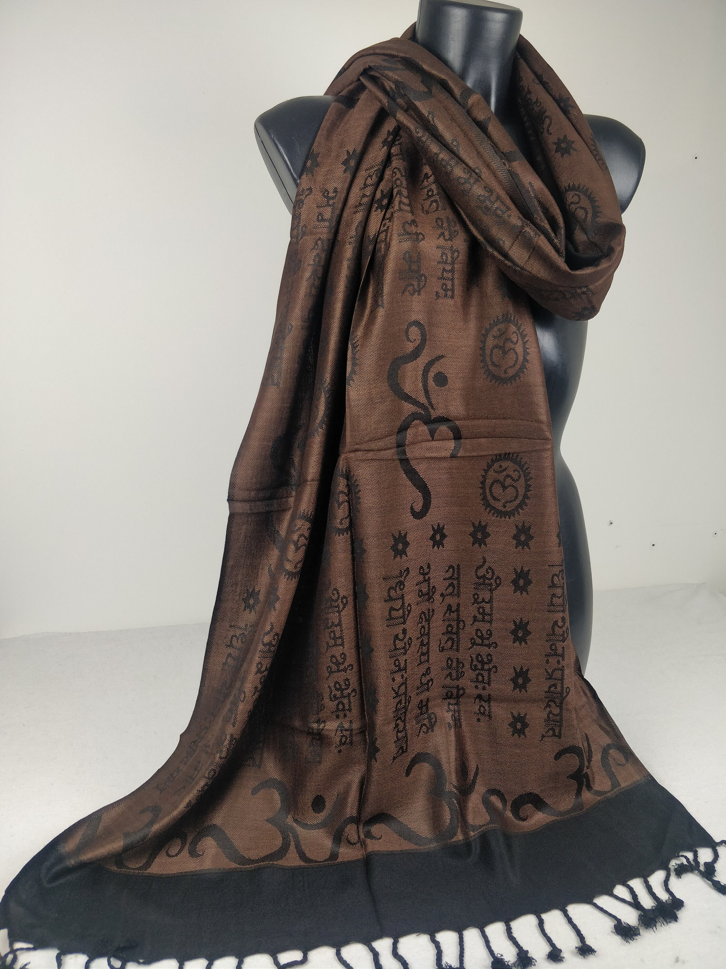 Pashmina Kharma réversible en viscose. Echarpe motifs ohm marron.