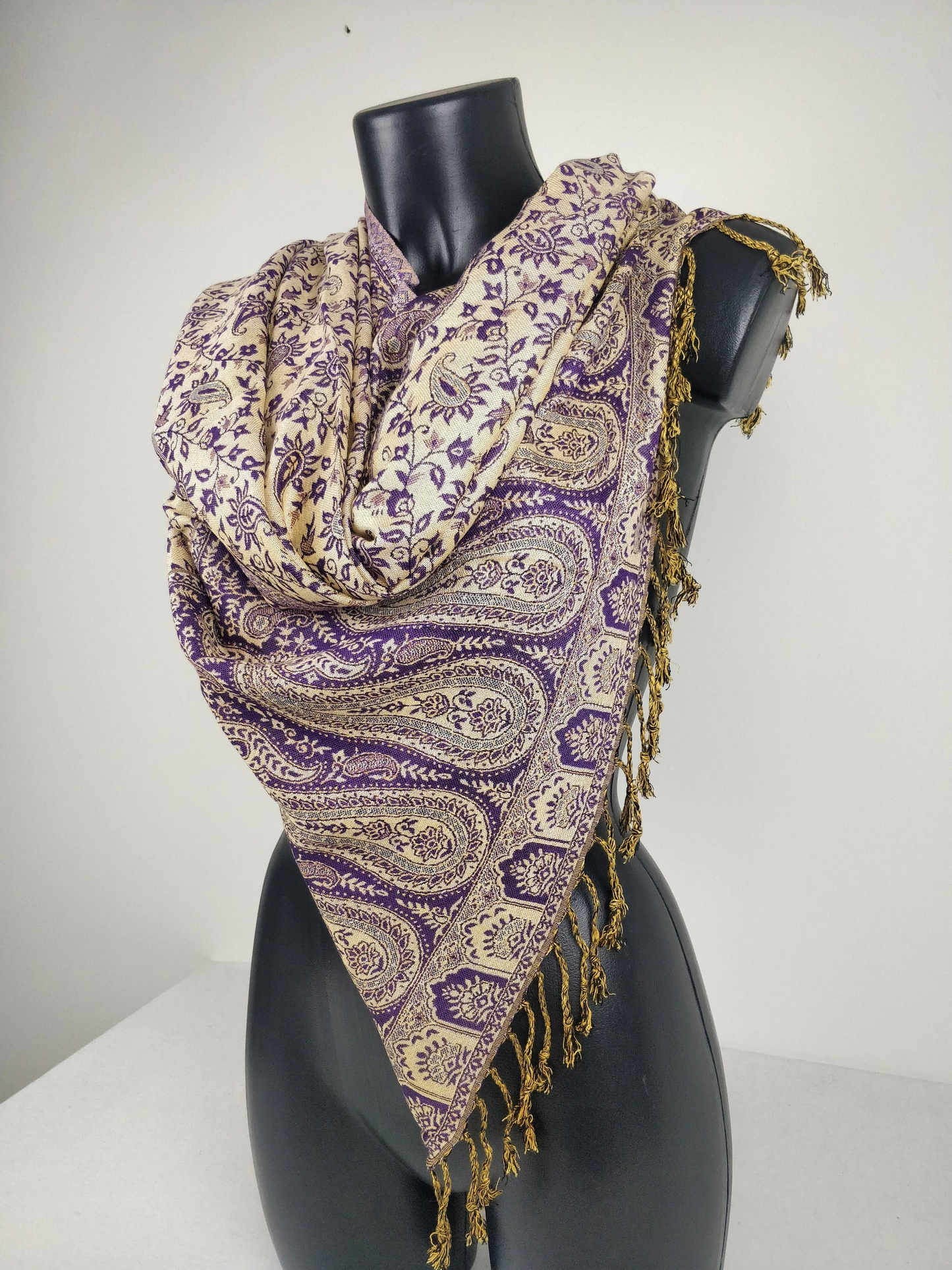 Sankya Wende-Pashmina aus Viskose. Schal mit grünen Paisleymustern.