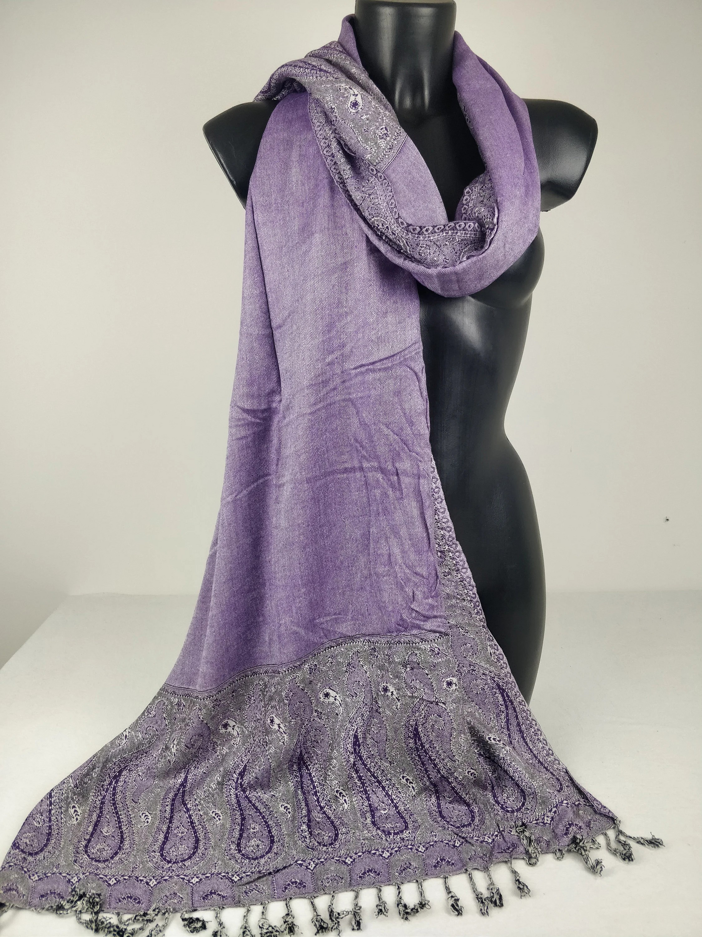 Pashmina Helak réversible en viscose. Echarpe motifs paisley violet et gris.