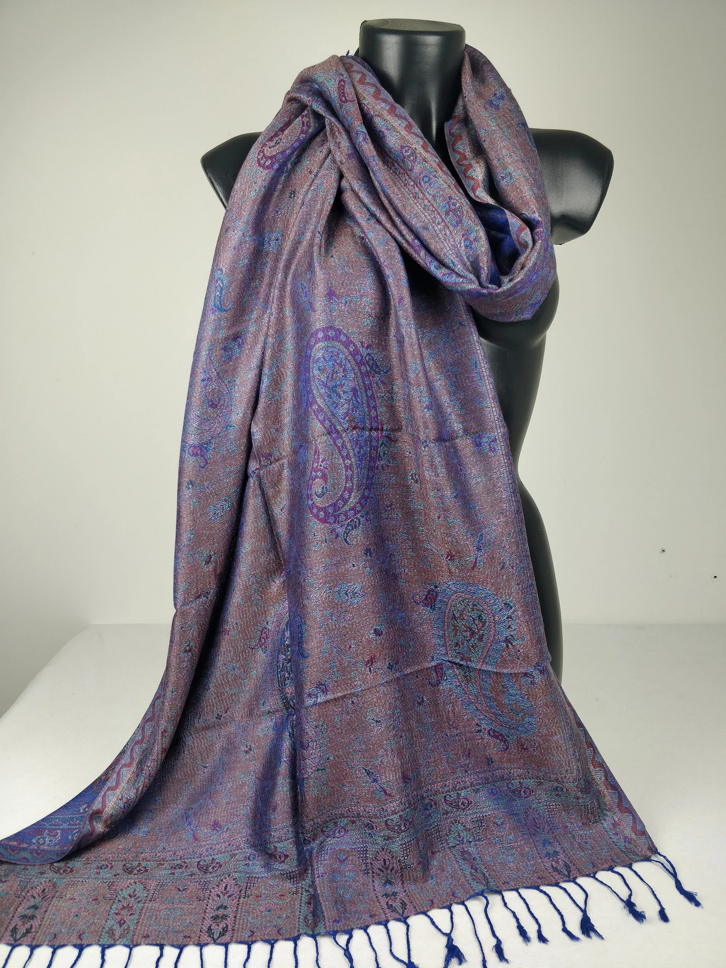 Pashmina Mangal réversible en modal / soie. Motif paisley bleu.