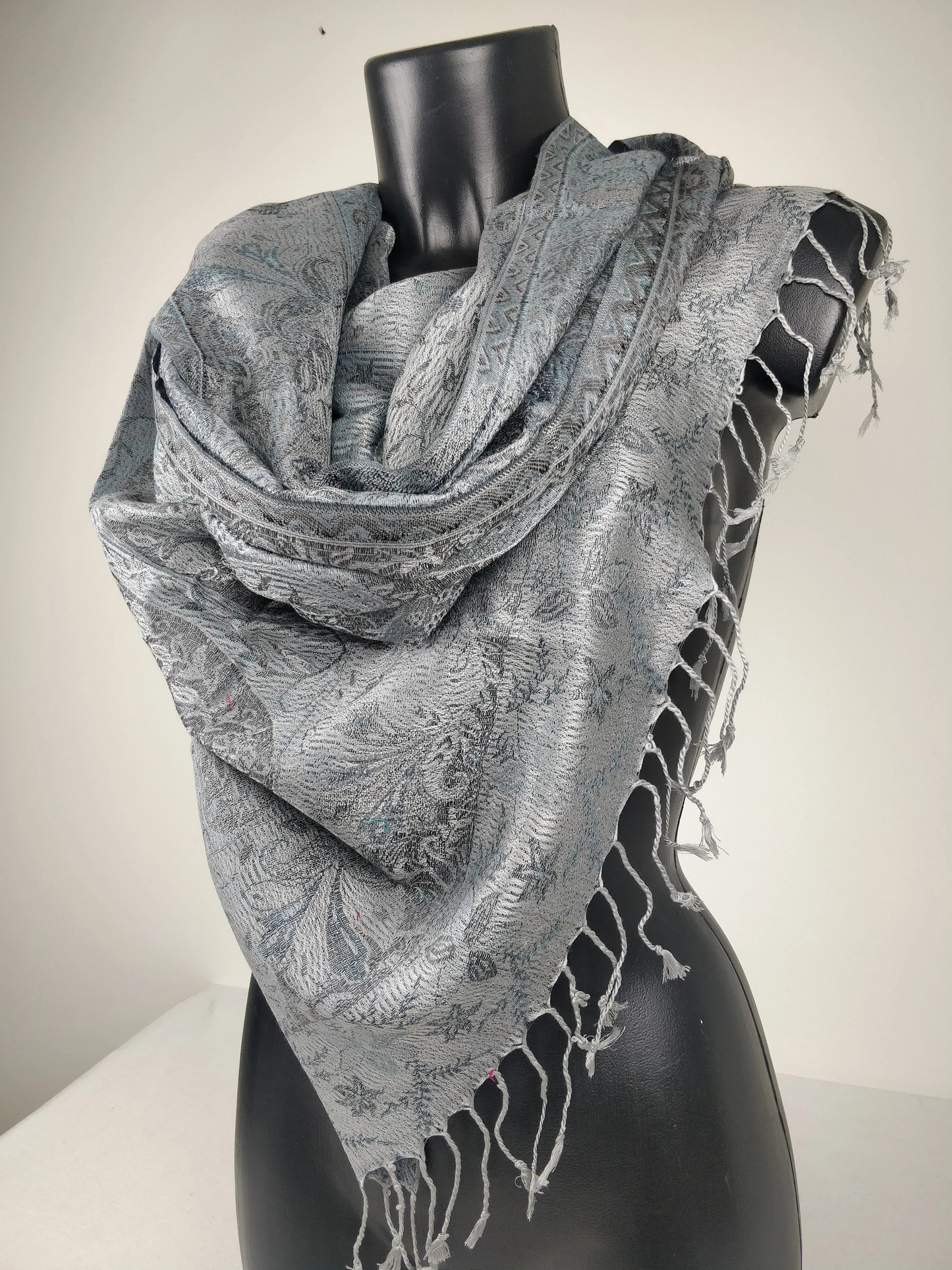 Wende-Mangal-Pashmina aus Modal/Seide. Graues Paisley-Muster.