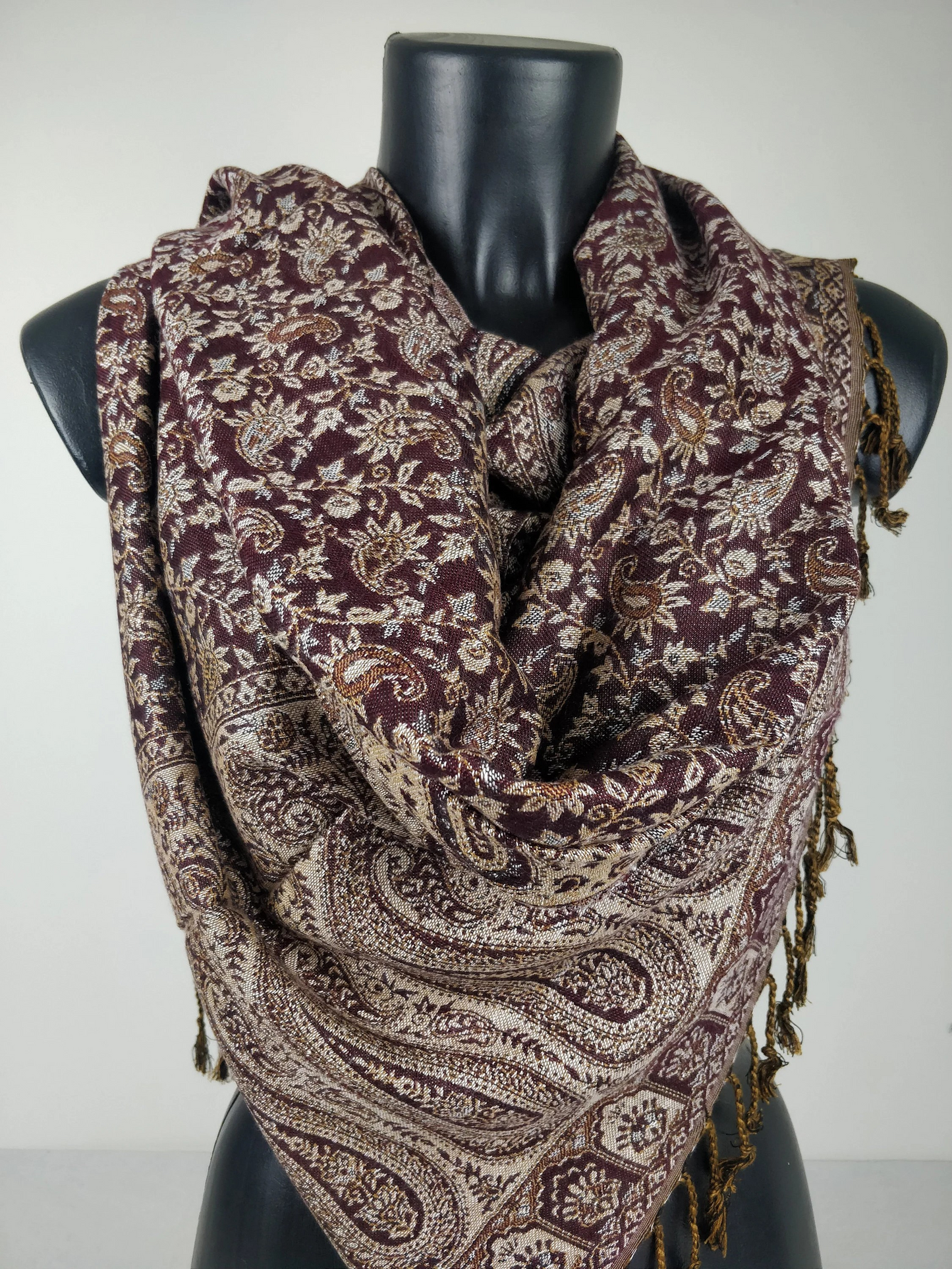 Pashmina réversible Sankya en viscose. Echarpe motif paisley marron.