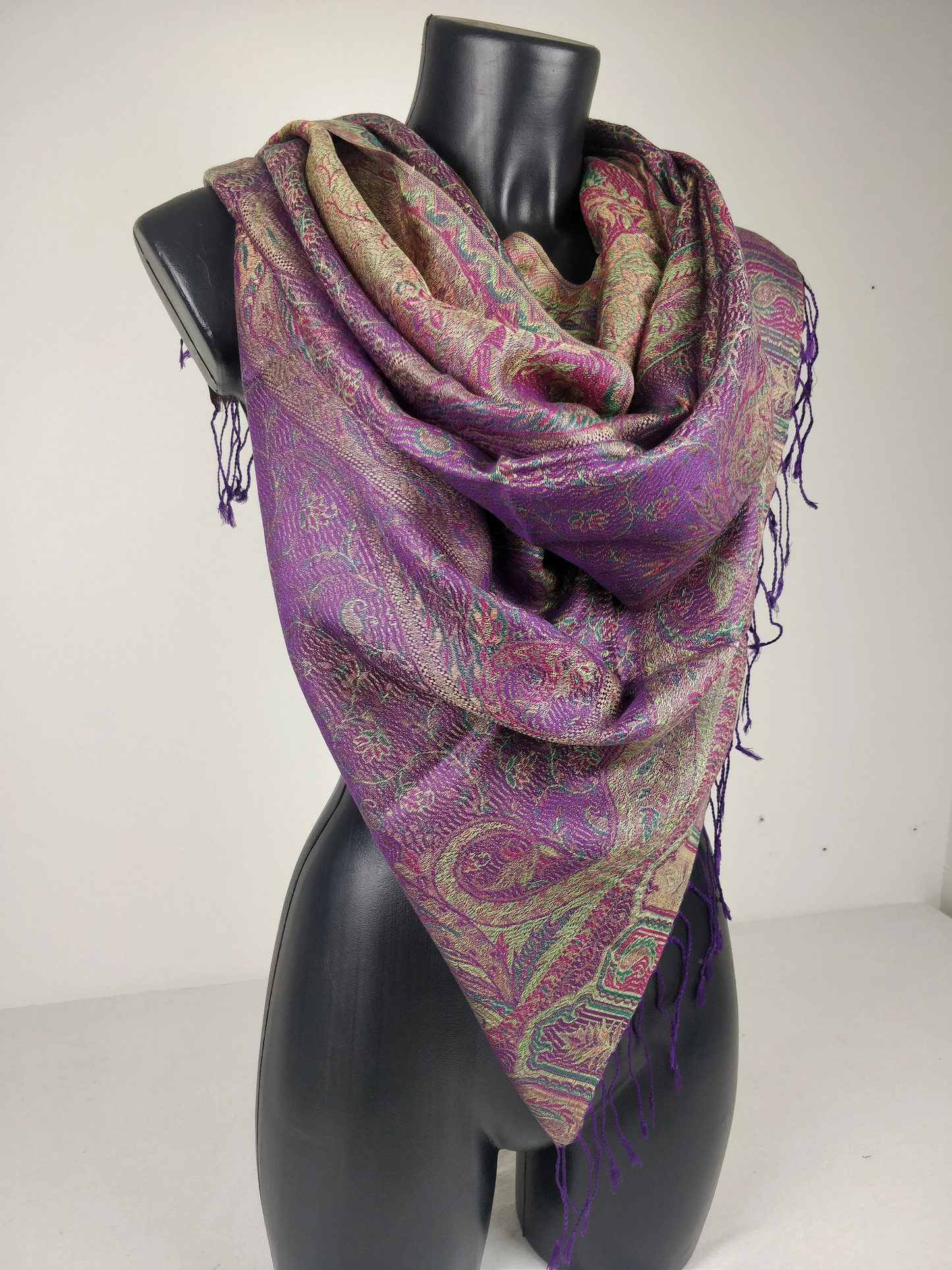 Pashmina Mangal réversible en modal / soie. Echarpe aux motifs paisley violet.