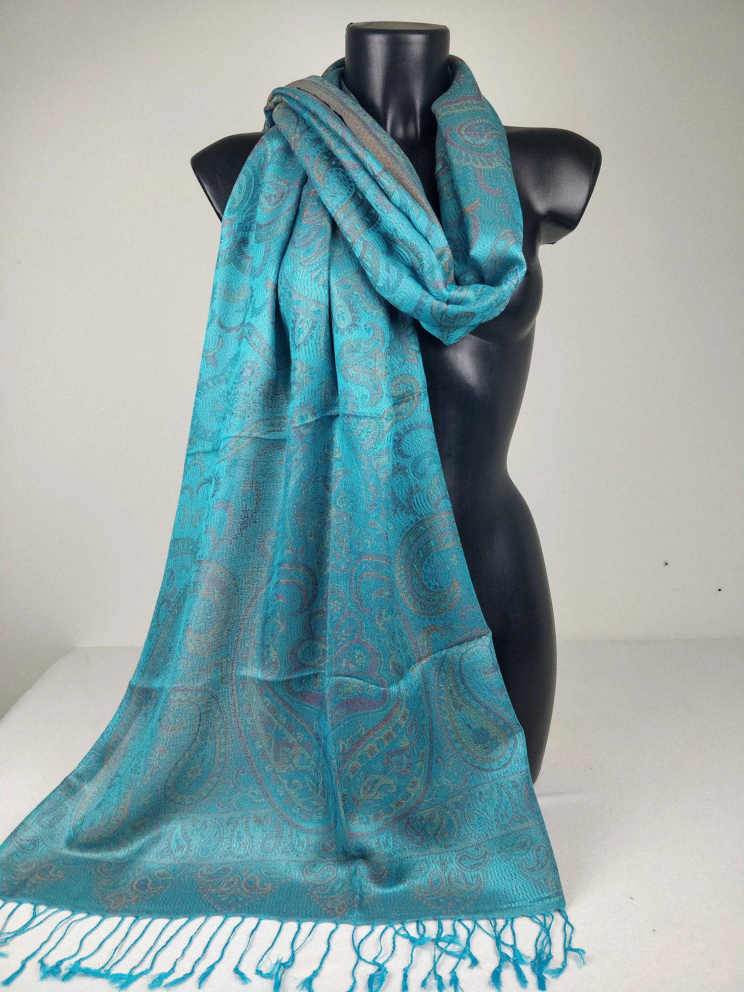 Pashmina Mangal réversible en modal / soie. Echarpe aux motifs paisley bleu turquois.