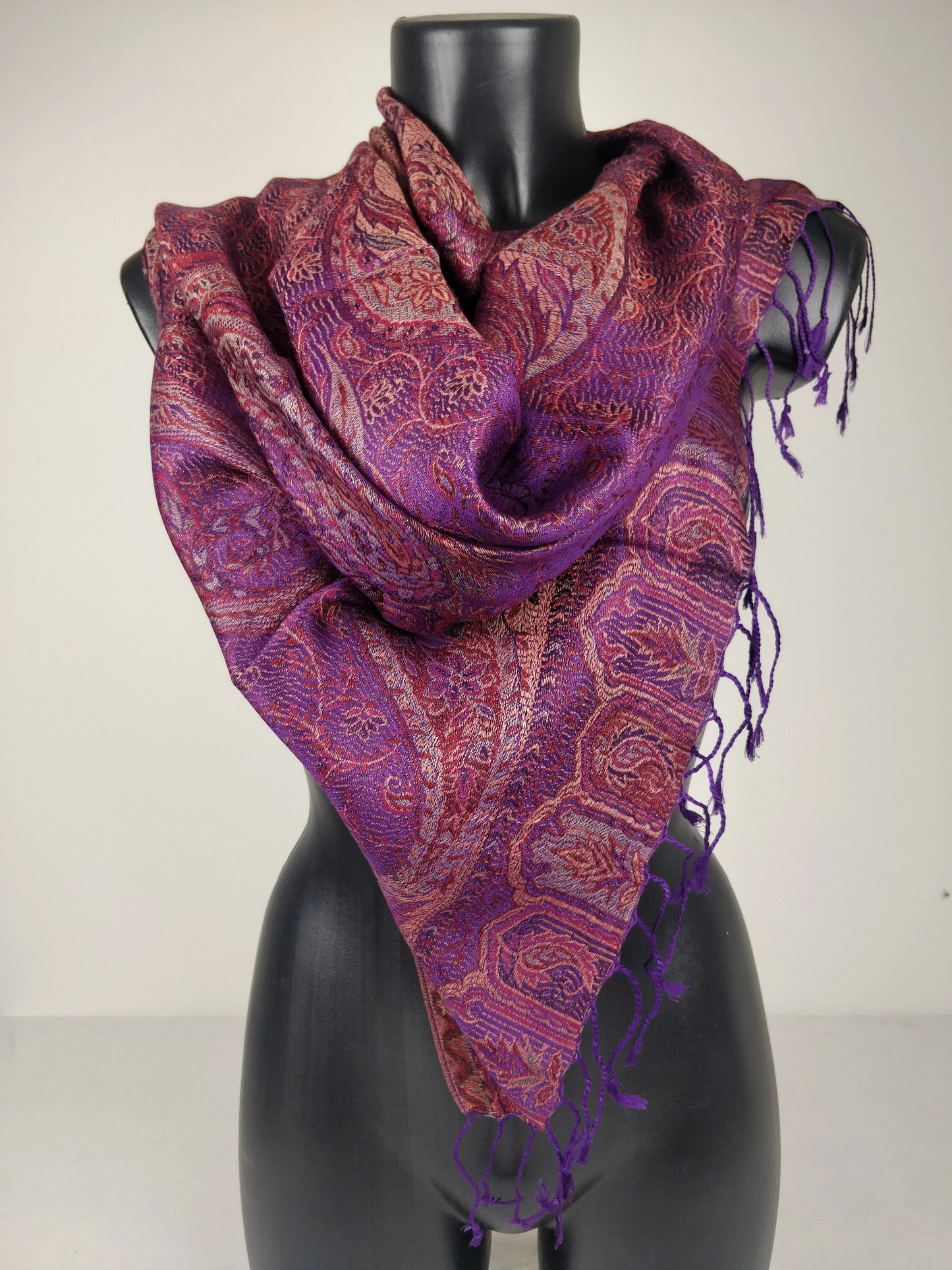 Pashmina Mangal réversible en modal / soie. Echarpe aux motifs paisley violet.