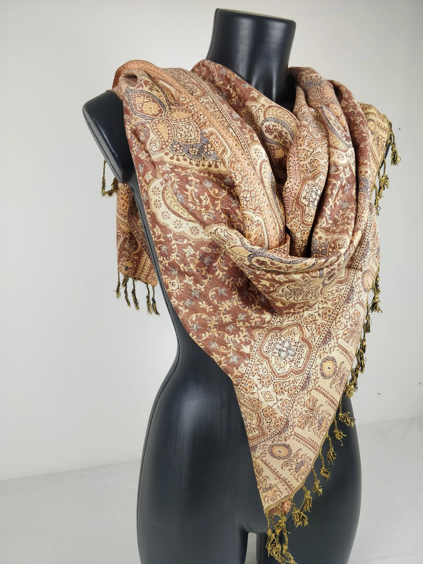 Pashmina vintage Hantra en viscose. Echarpe réversible aux motifs ethnique marron.