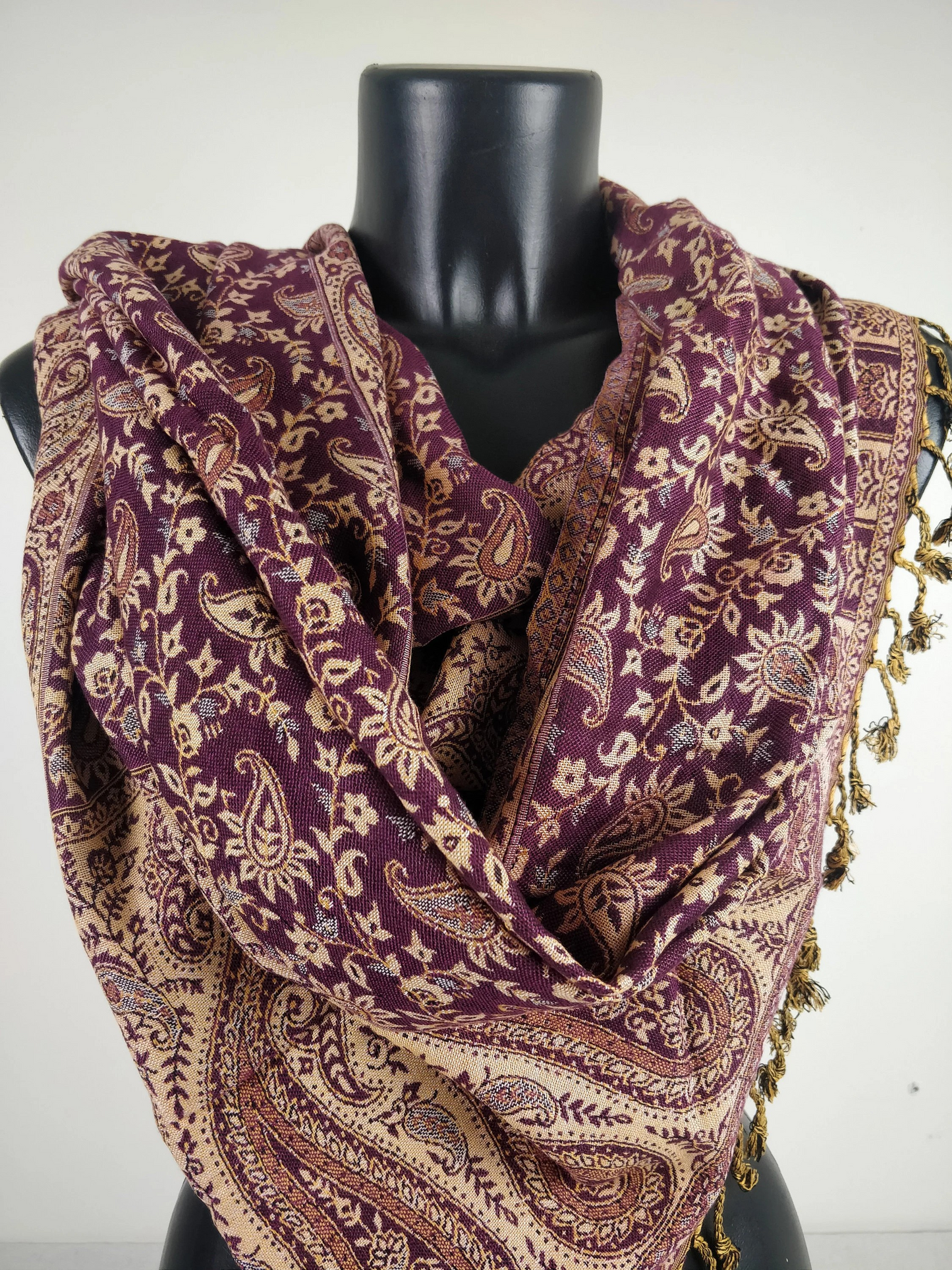 Pashmina réversible Sankya en viscose. Echarpe motif paisley pourpre.