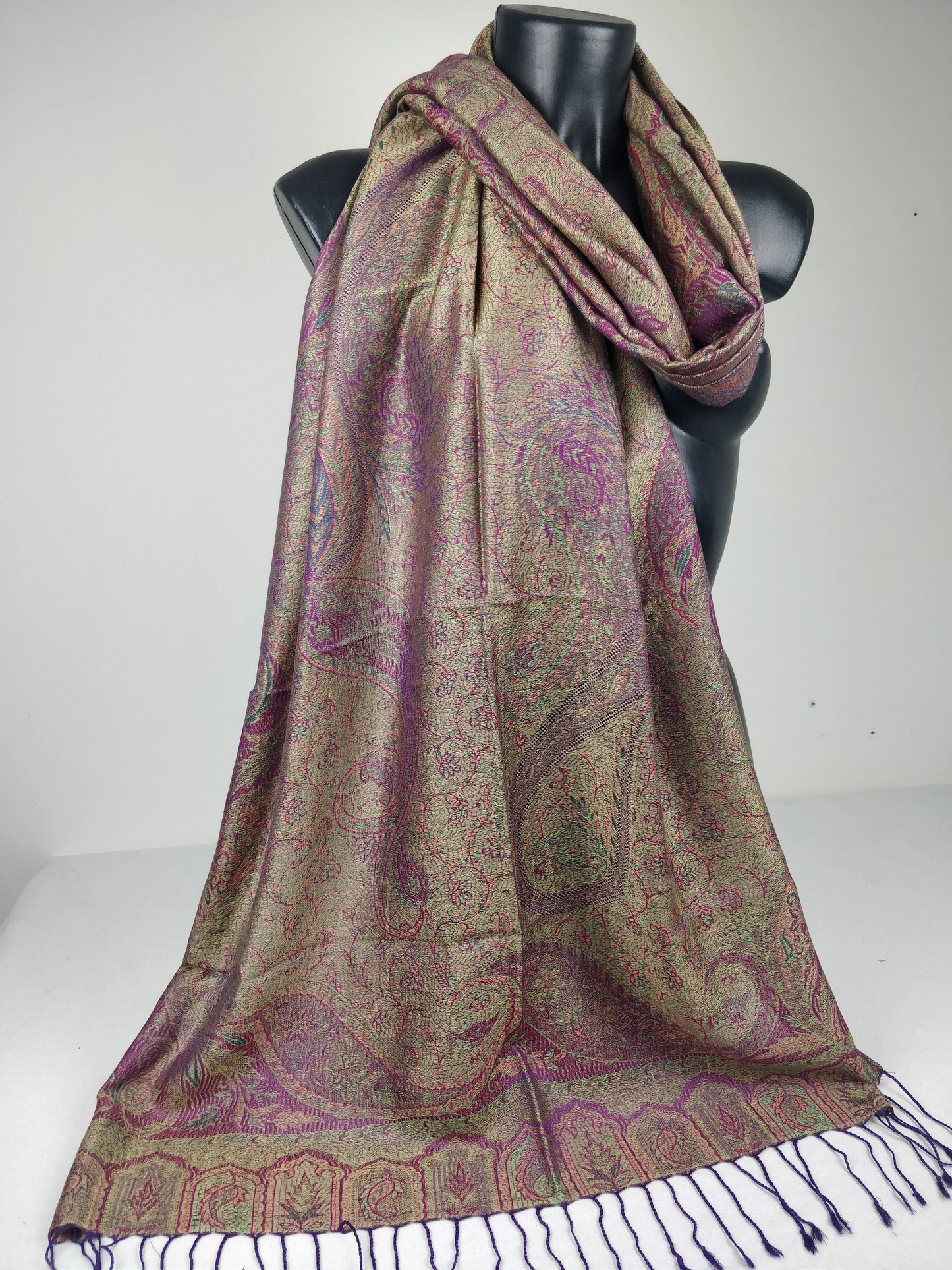 Pashmina Mangal réversible en modal / soie. Echarpe aux motifs paisley violet.