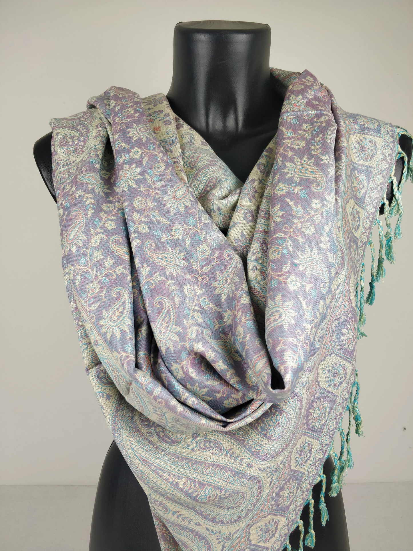 Pashmina réversible Sankya en viscose. Echarpe aux motifs paisley violet et blanc.