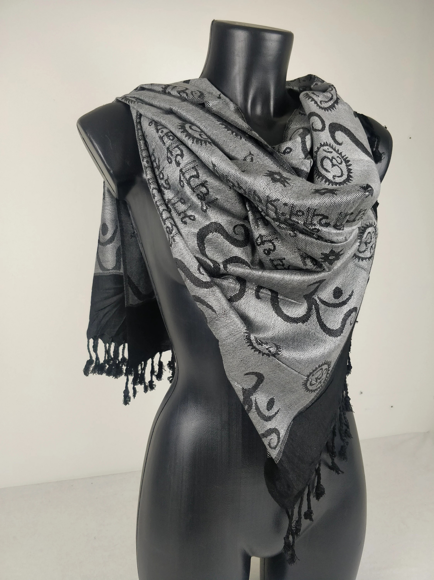 Pashmina Kharma réversible en viscose. Echarpe motifs ohm gris.