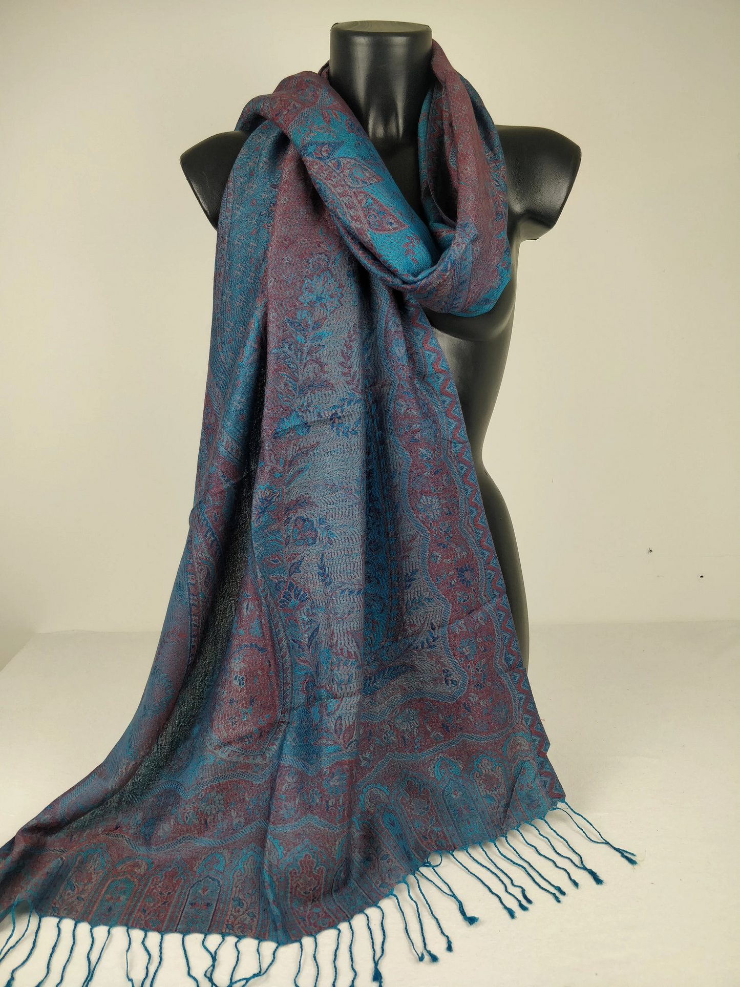 Pashmina Mangal réversible en modal / soie. Echarpe aux motifs paisley bleu.