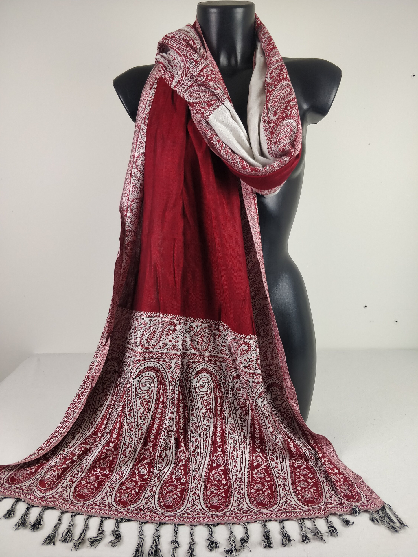 Pashmina Helak réversible en viscose. Echarpe motifs paisley rouge et blanc.