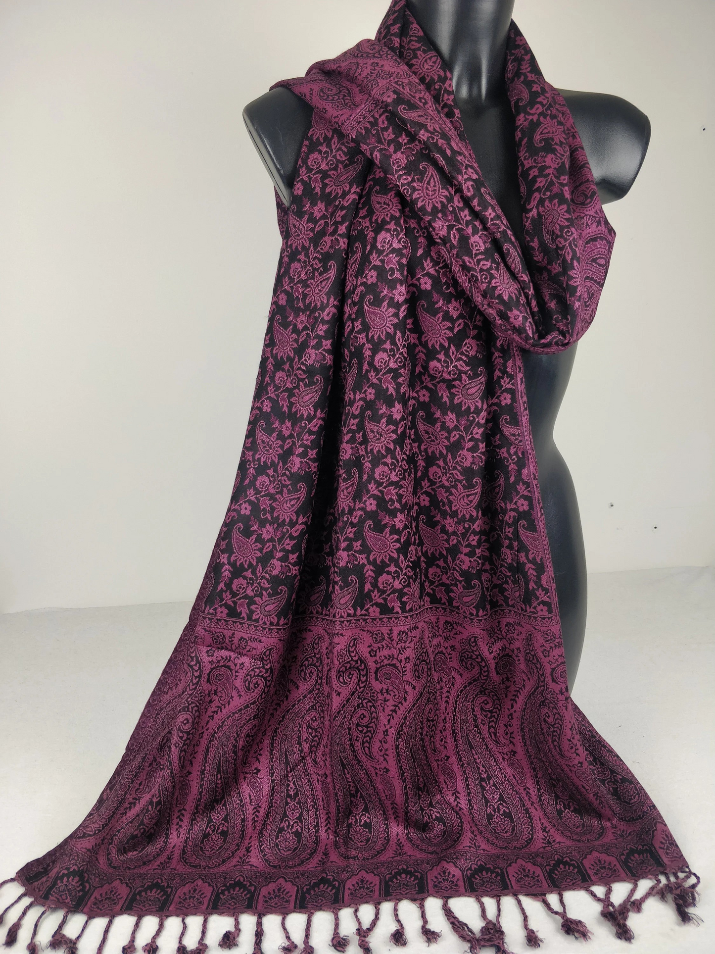 Pashmina réversible Sankya en viscose. Echarpe aux motifs paisley violet et noir.