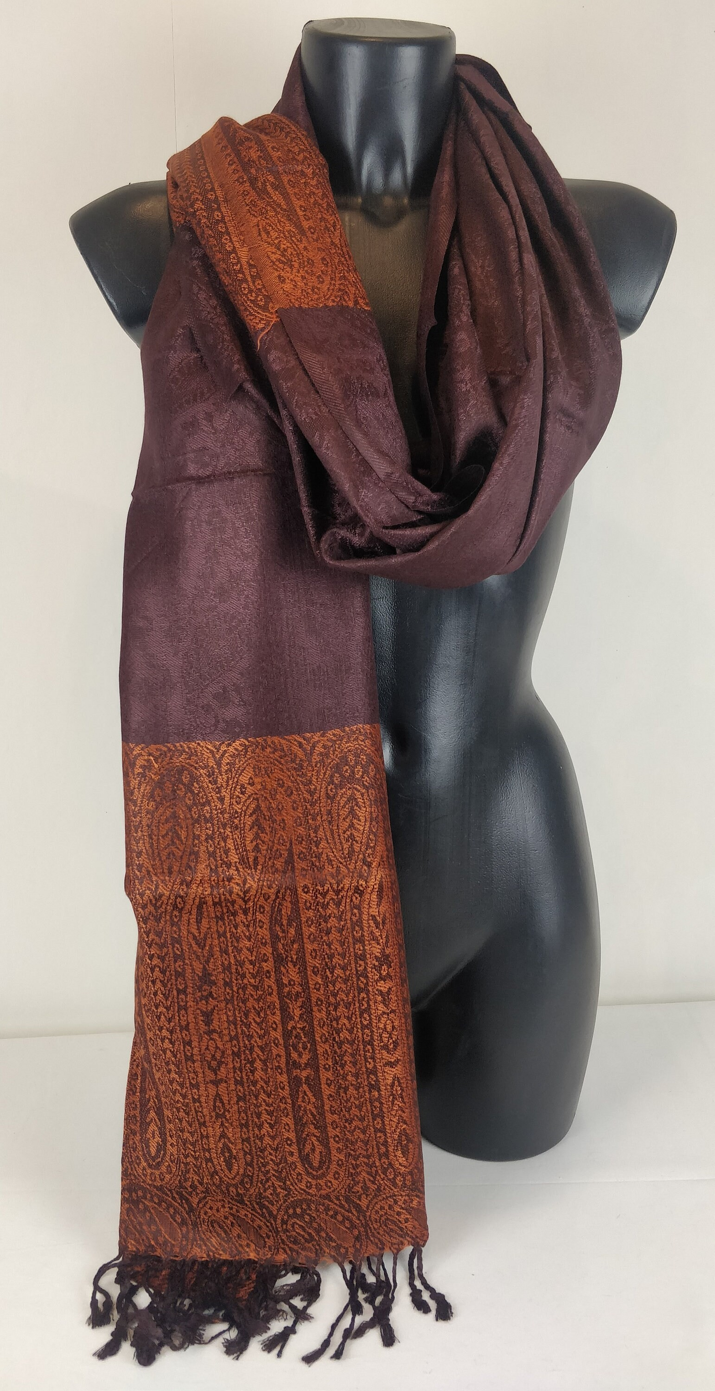 Zweifarbiger Vaisana-Pashmina aus Viskose. Braunes Paisley-Muster.