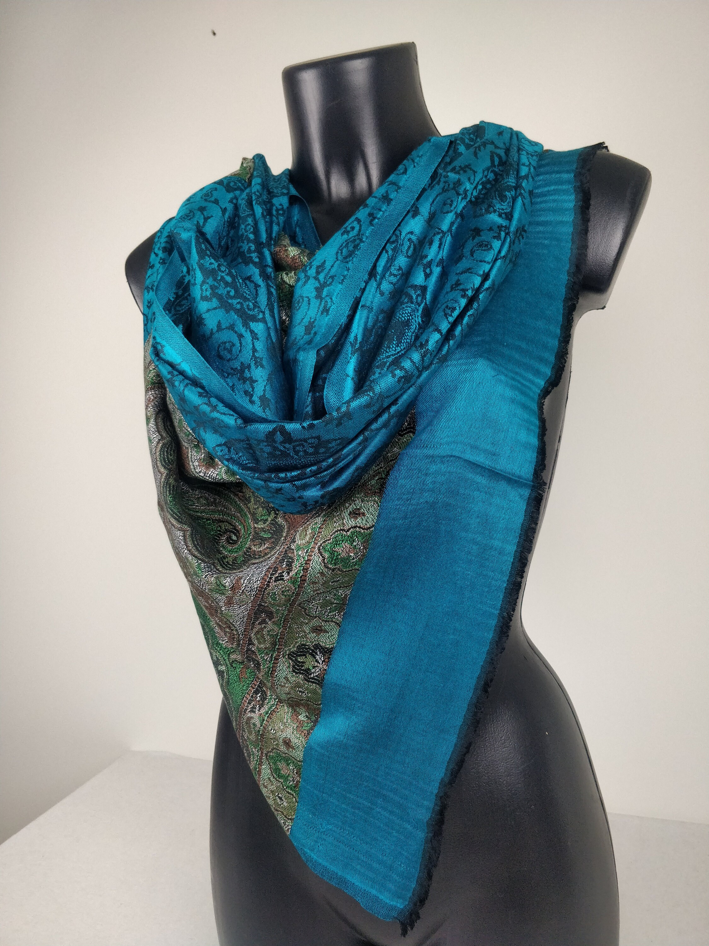 Wende-Pashmina Rudra aus Modal. Blaues Paisley-Muster