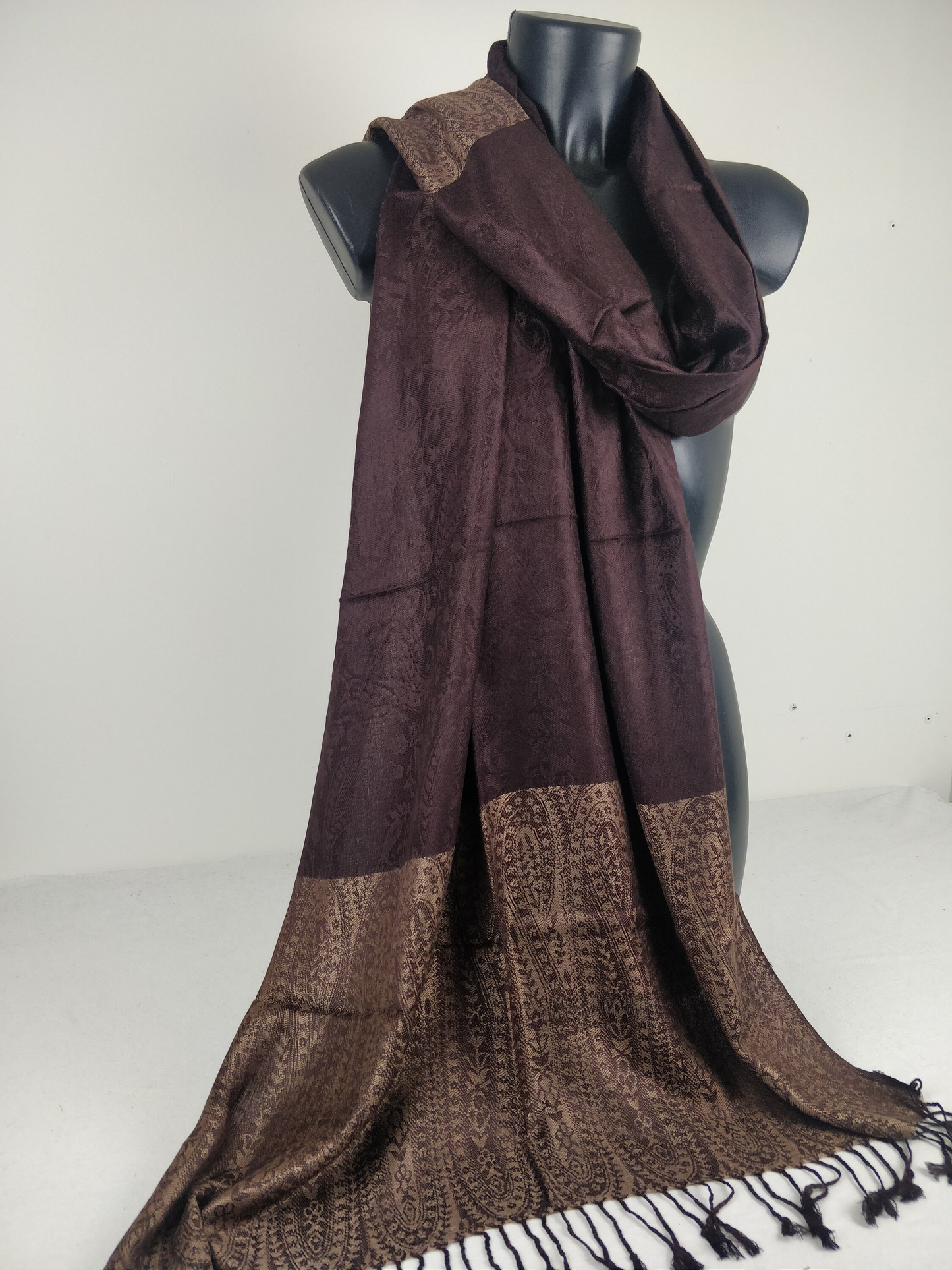 Pashmina Vaisana en viscose. Echarpe bicolore avec motifs paisley marron.