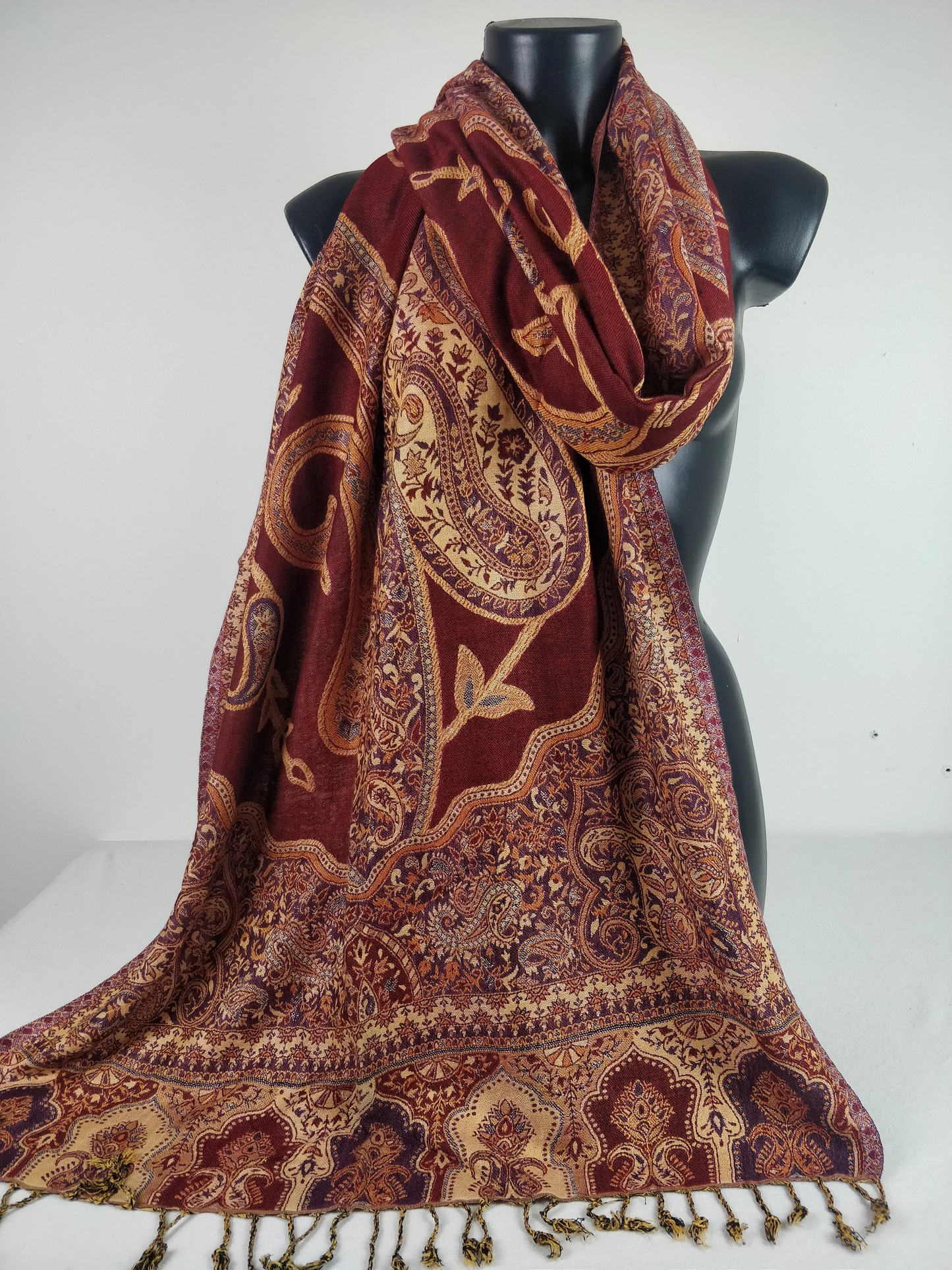 Pashmina vintage Hantra en viscose. Echarpe réversible aux motifs paisley rouge.