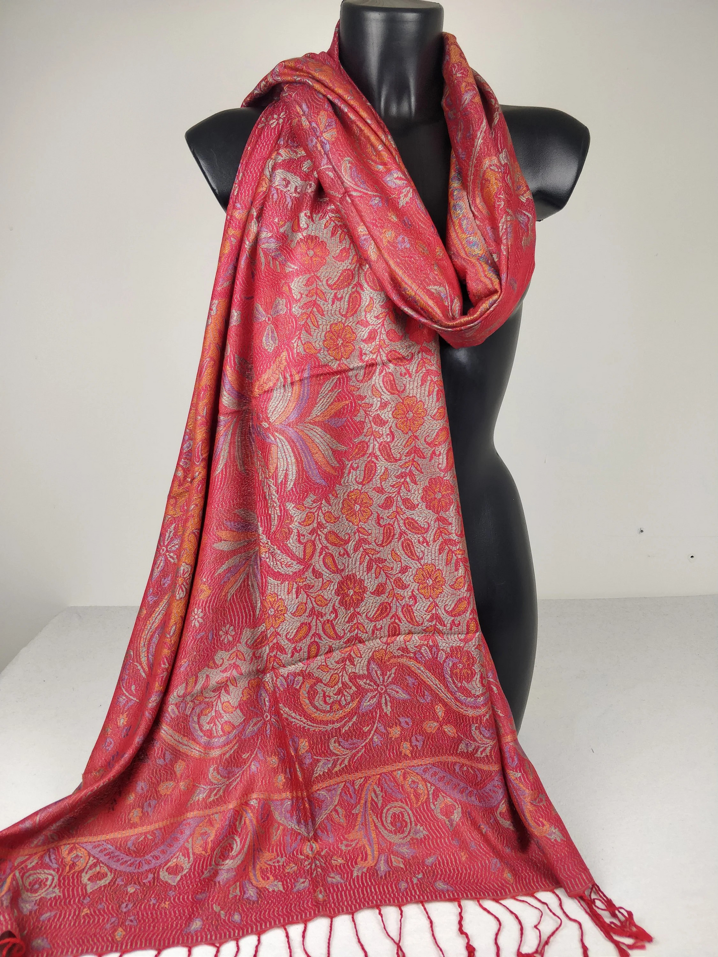 Pashmina Mangal réversible en modal / soie. Echarpe motif fleuri rouge.