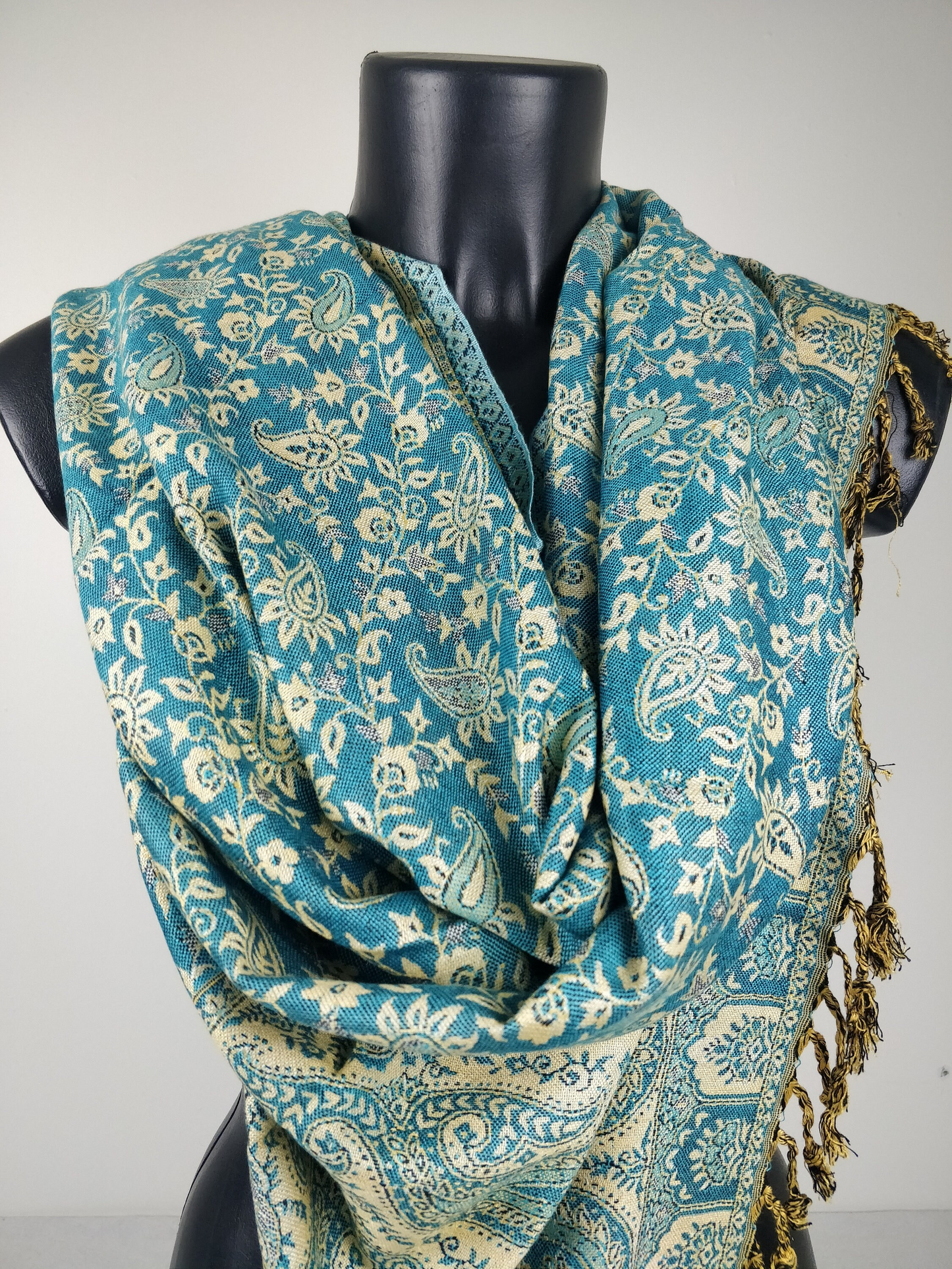 Pashmina réversible Sankya en viscose. Echarpe aux motifs paisley bleu.