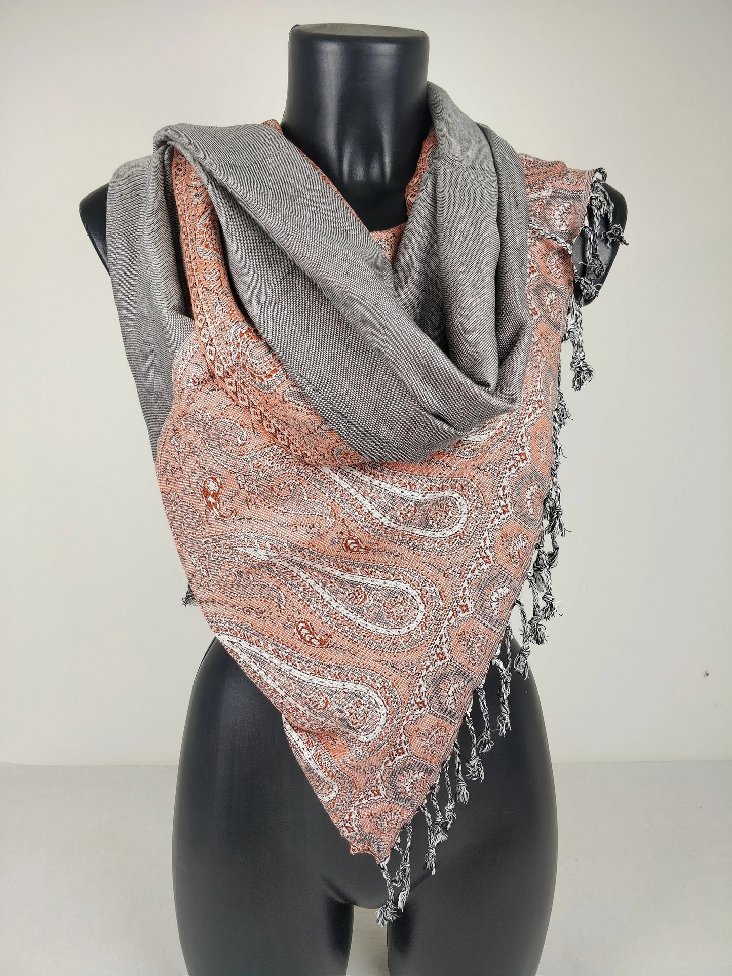 Pashmina Helak réversible en viscose. Echarpe motifs paisley saumon et gris.