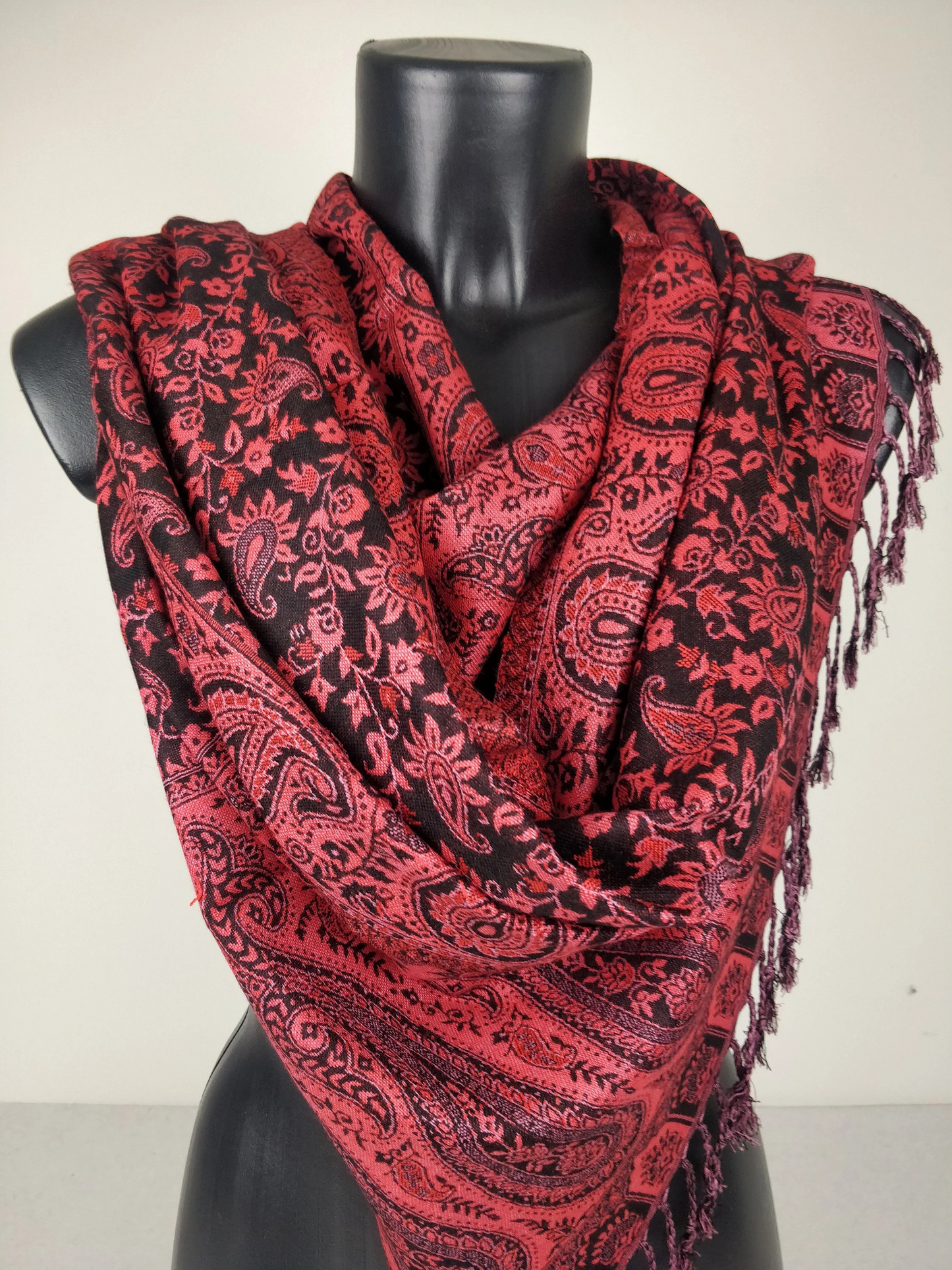 Sankya Wende-Pashmina aus Viskose. Schwarz-rosa Paisley-Muster.