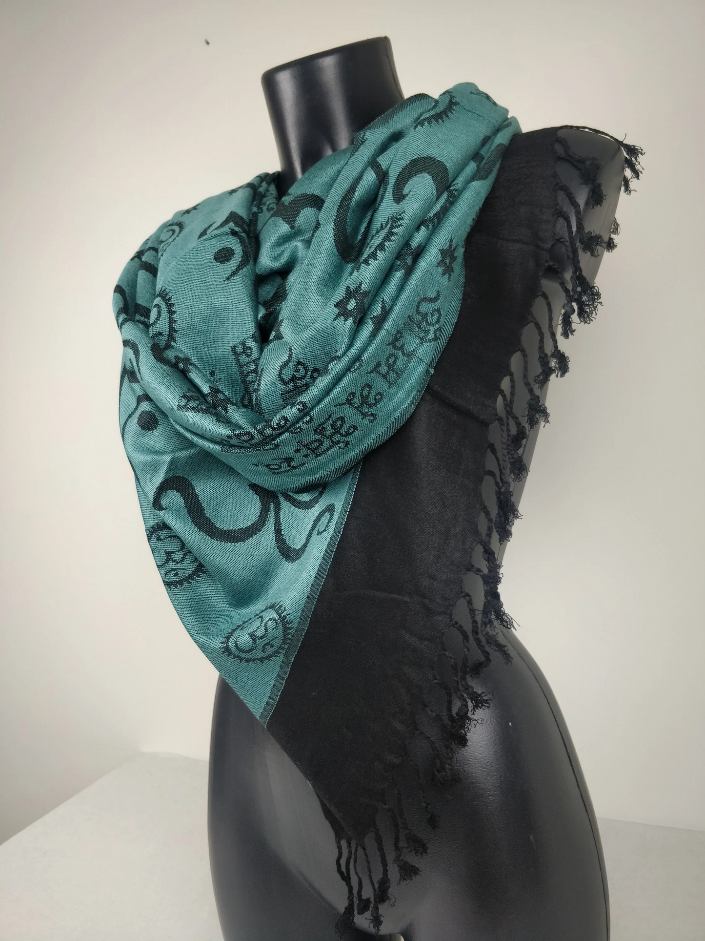 Wende-Pashmina Kharma aus Viskose. Blaue Ohm-Muster.