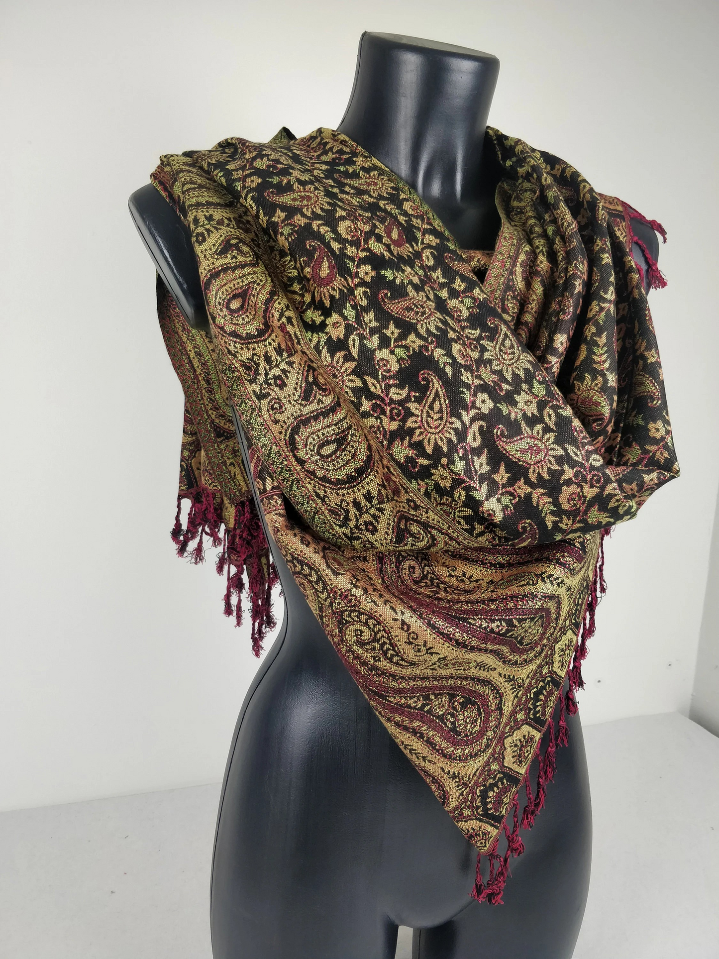 Sankya Wende-Pashmina aus Viskose. Schwarzer, grüner und roter Schal mit Paisleymuster.