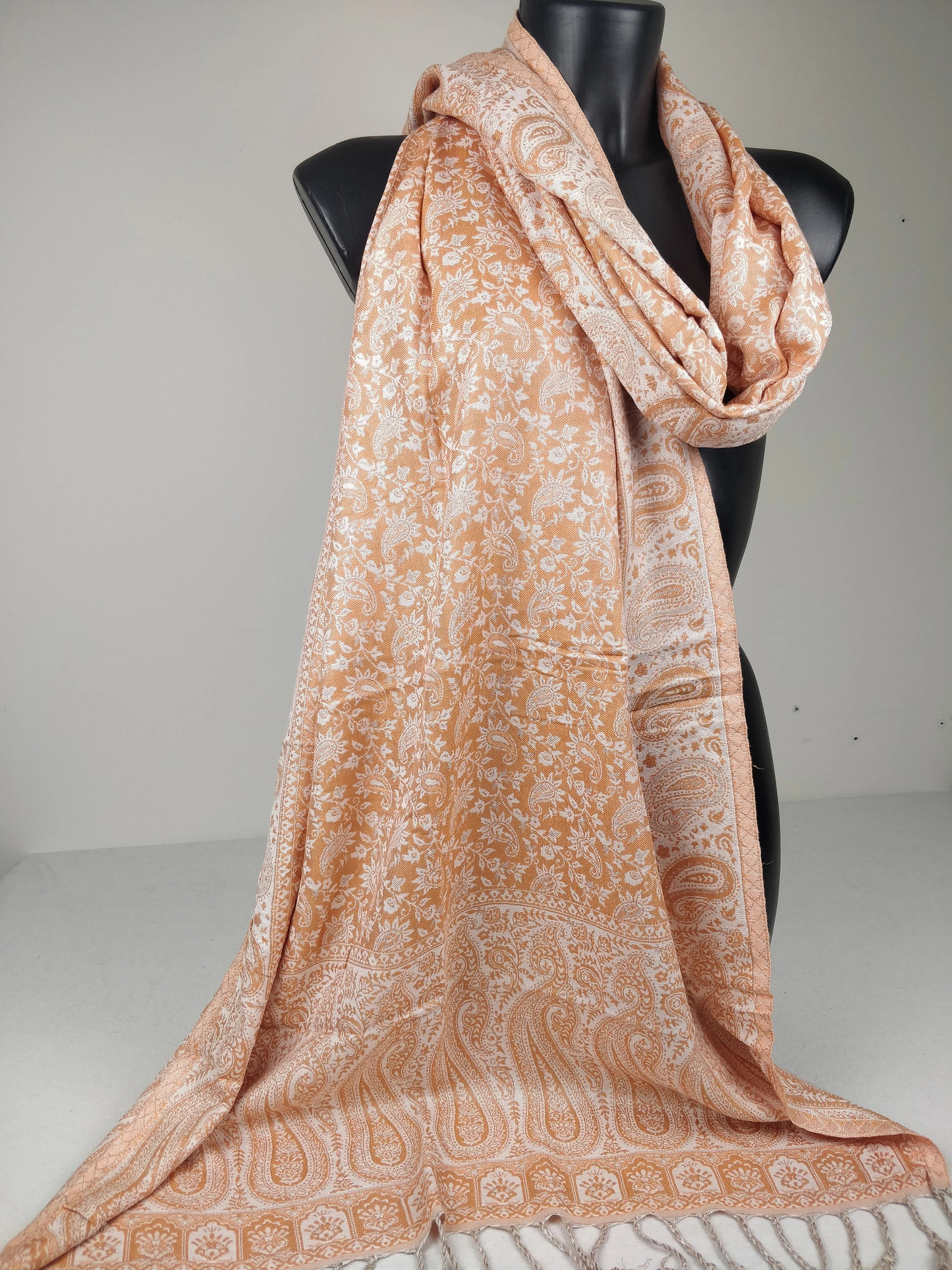 Sankya Wende-Pashmina aus Viskose. Orangefarbenes Paisley-Muster.