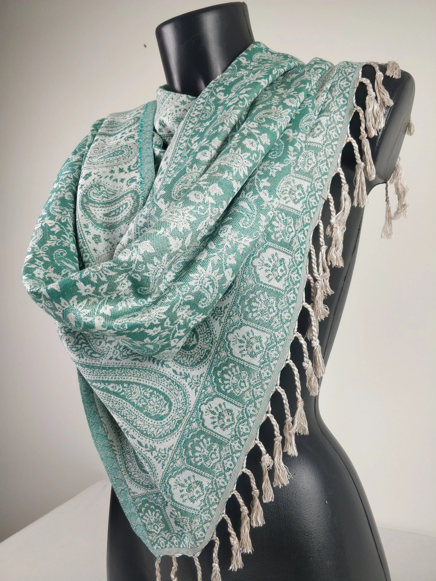 Pashmina réversible Sankya en viscose. Echarpe aux motifs paisley bleu.