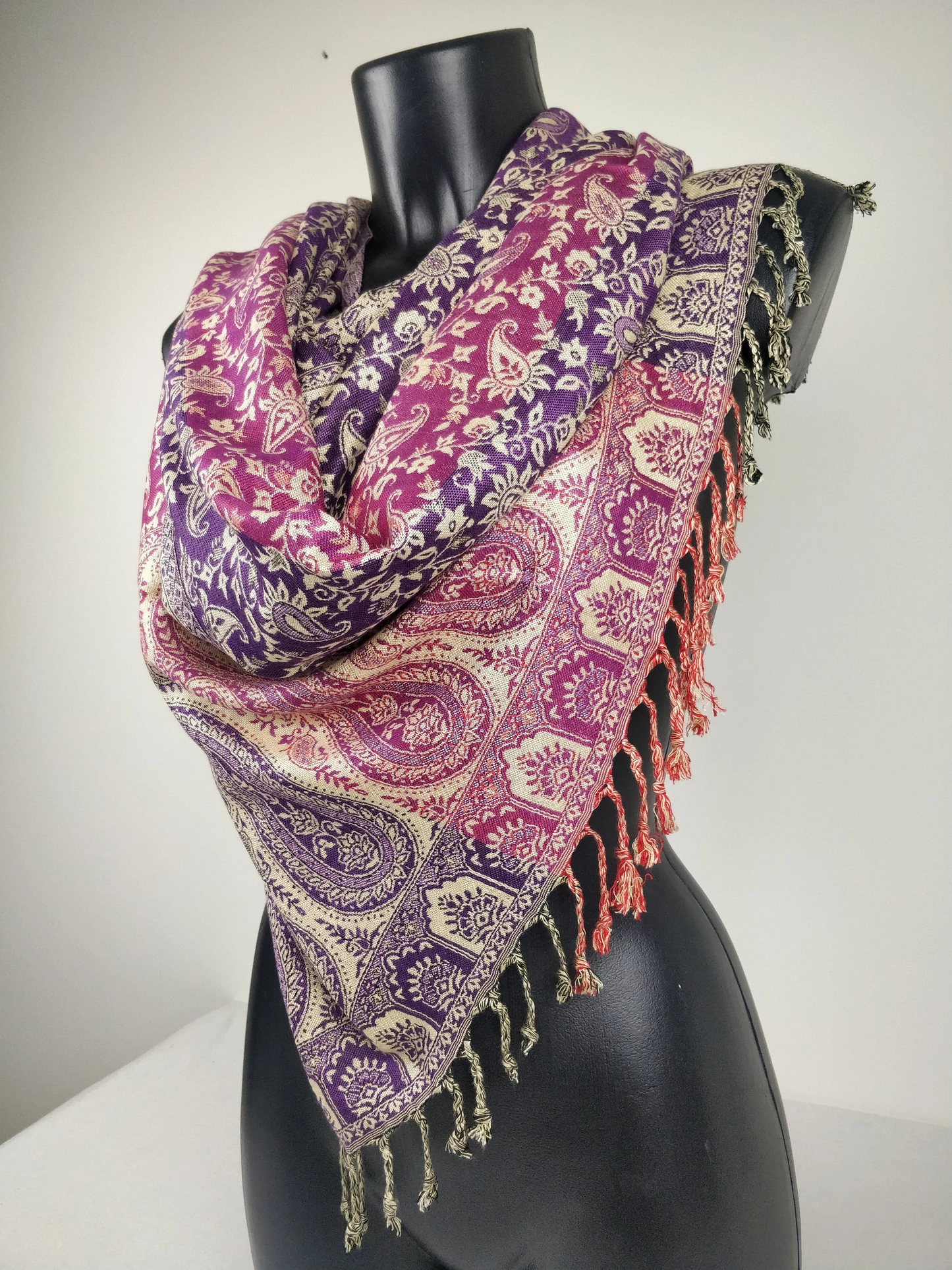 Mehrfarbiger Sankya Wende-Pashmina aus Viskose. Lila und rosa Paisley-Muster.