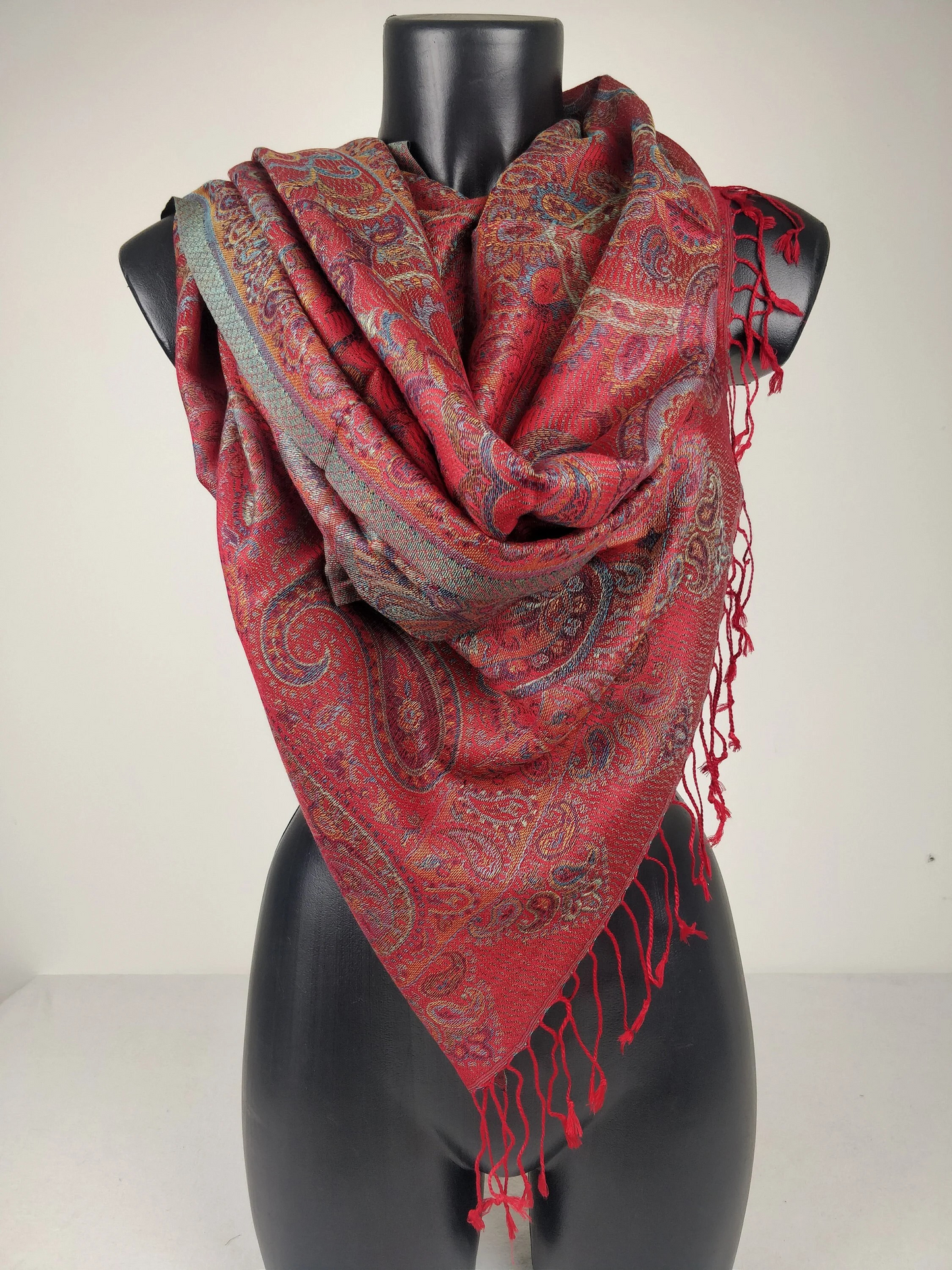 Pashmina Mangal réversible en modal / soie. Echarpe aux motifs paisley rouge.