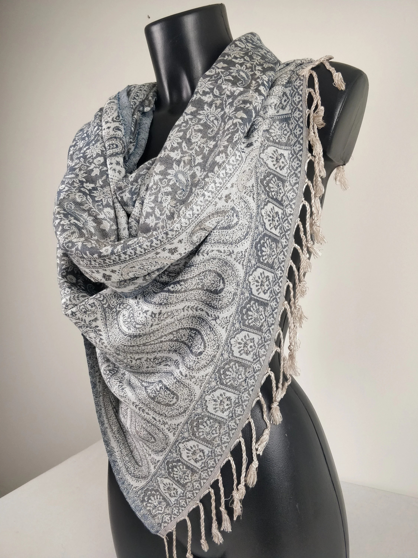 Sankya Wende-Pashmina aus Viskose. Weißer und grauer Schal mit Paisleymuster.