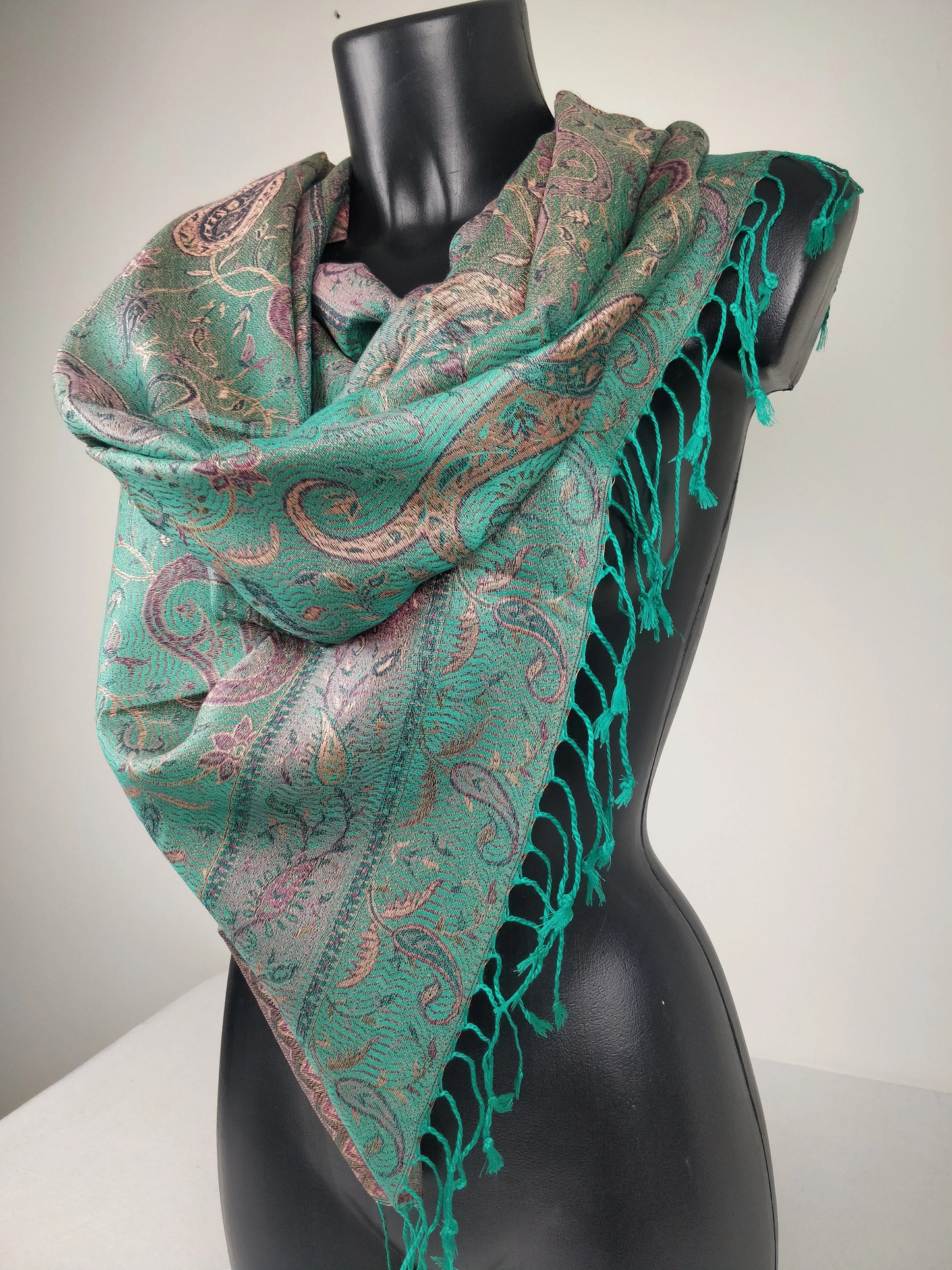 Pashmina Mangal réversible en modal / soie. Echarpe aux motifs paisley vert.