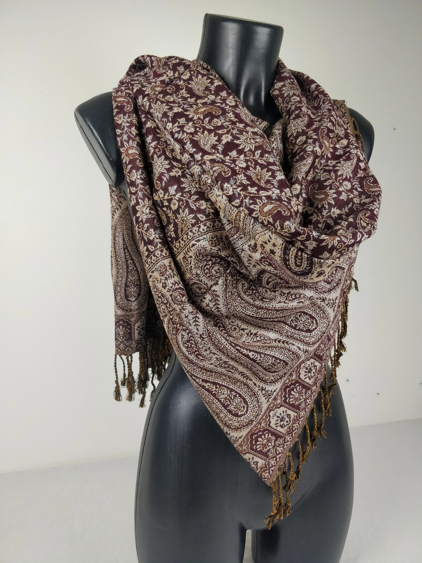 Pashmina réversible Sankya en viscose. Echarpe motif paisley marron.