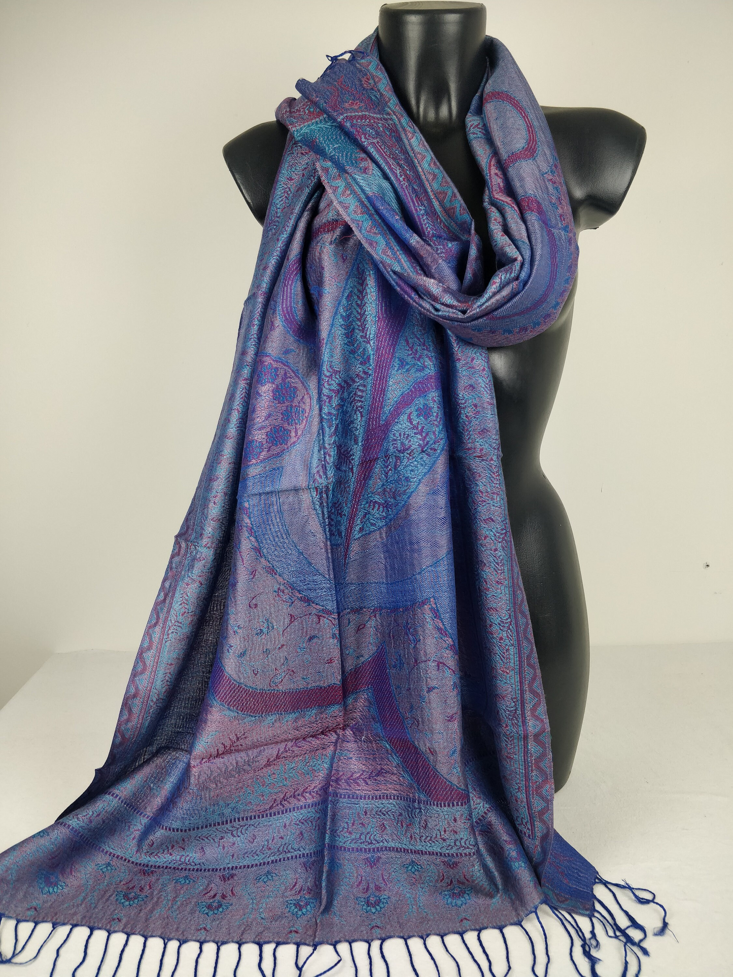 Pashmina Mangal réversible en modal / soie. Echarpe motif paisley bleu.