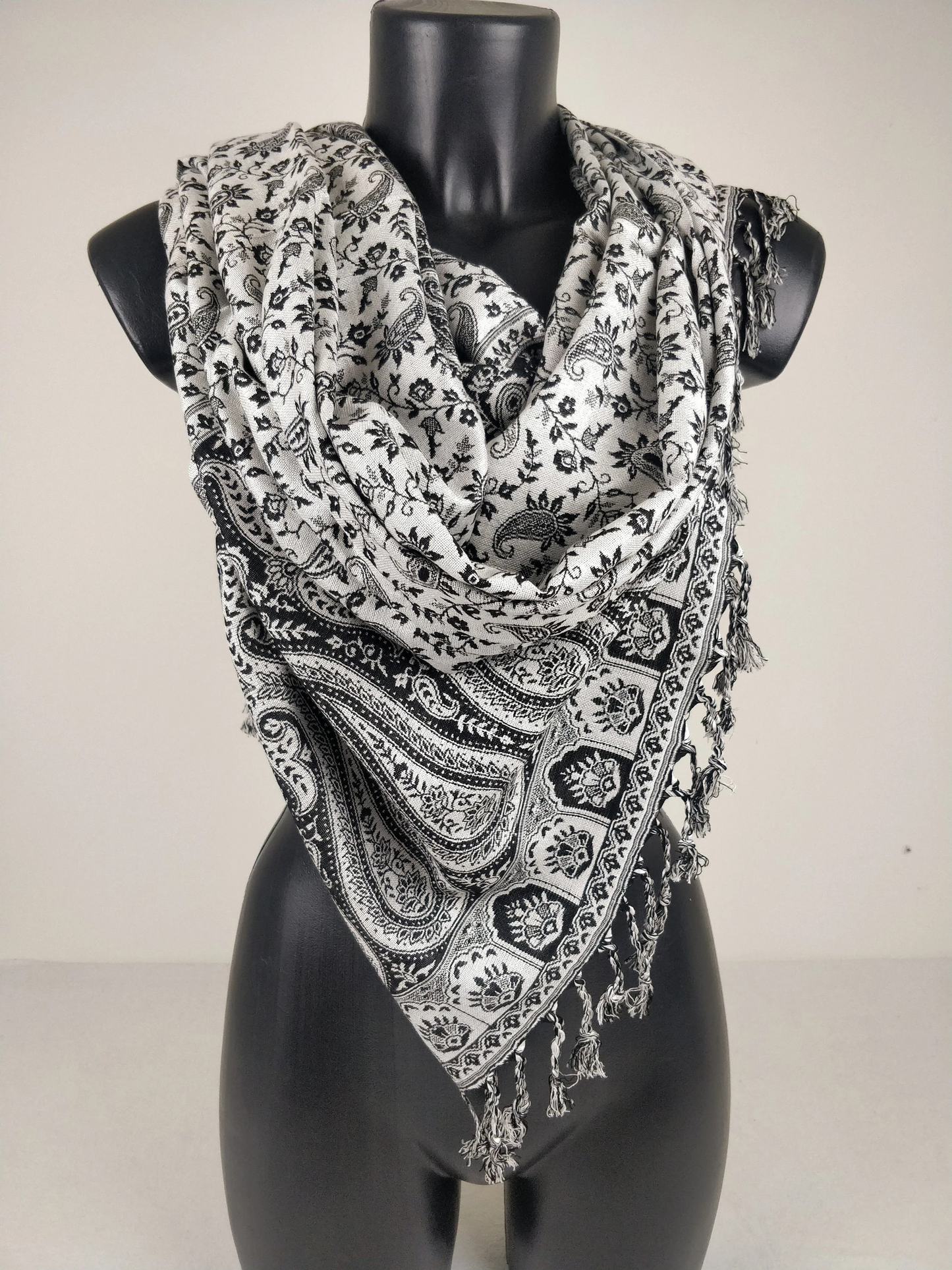 Pashmina réversible noir et blanc. Motifs paisley