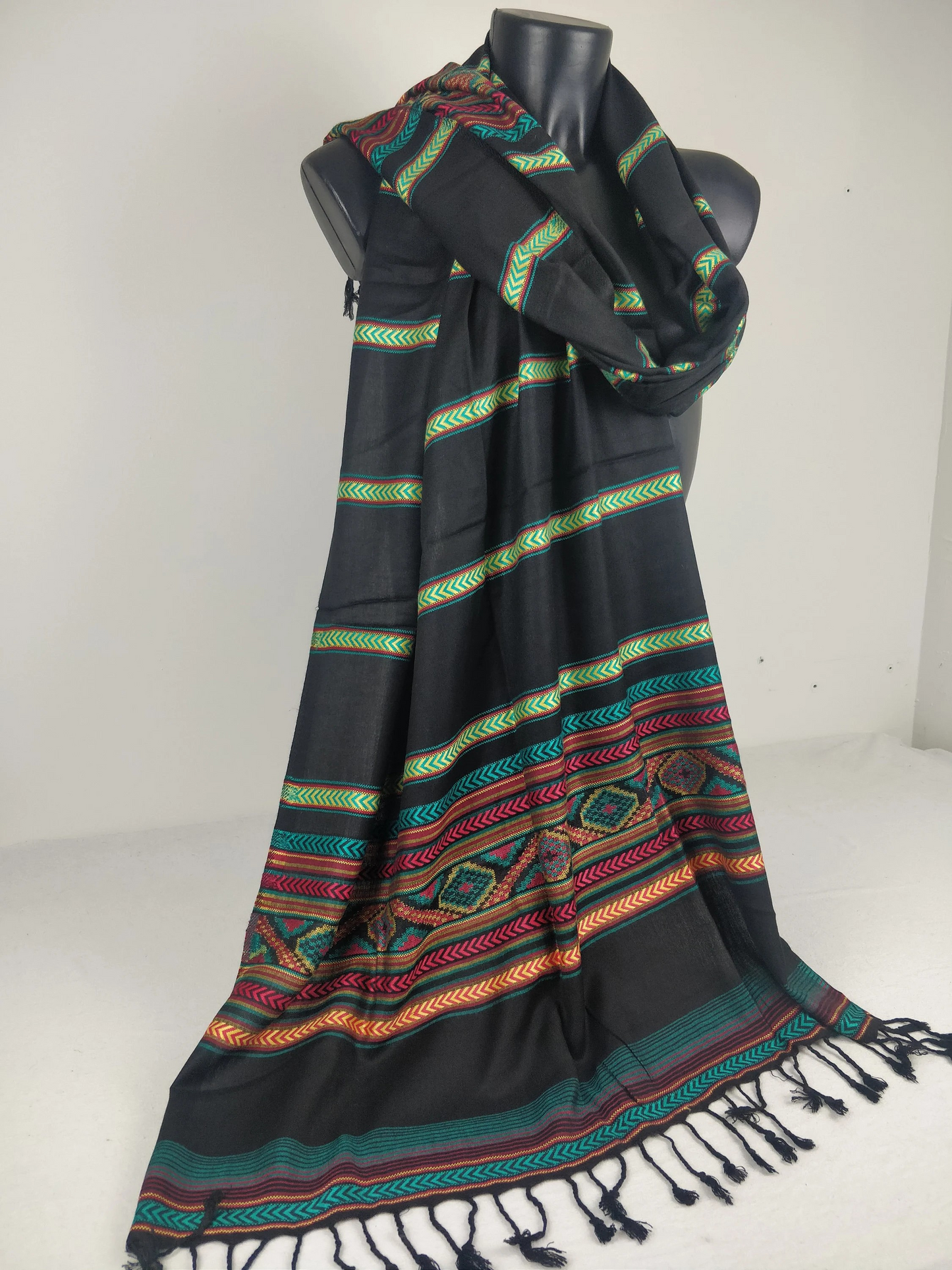 Pashmina Manai en viscose. Echarpe à rayures inspiration inca noir.