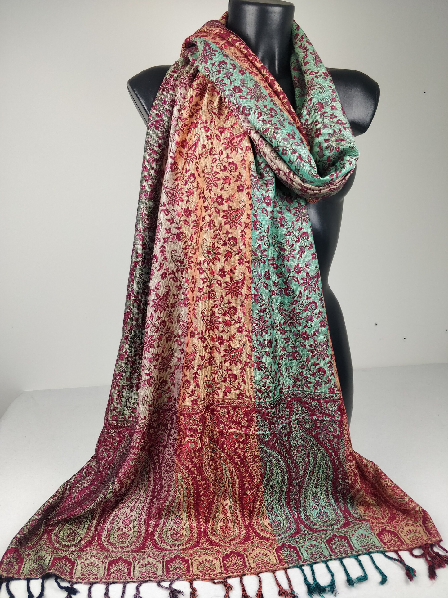 Pashmina réversible multicolore Sankya en viscose. Echarpe aux motifs paisley tons fuchsia.