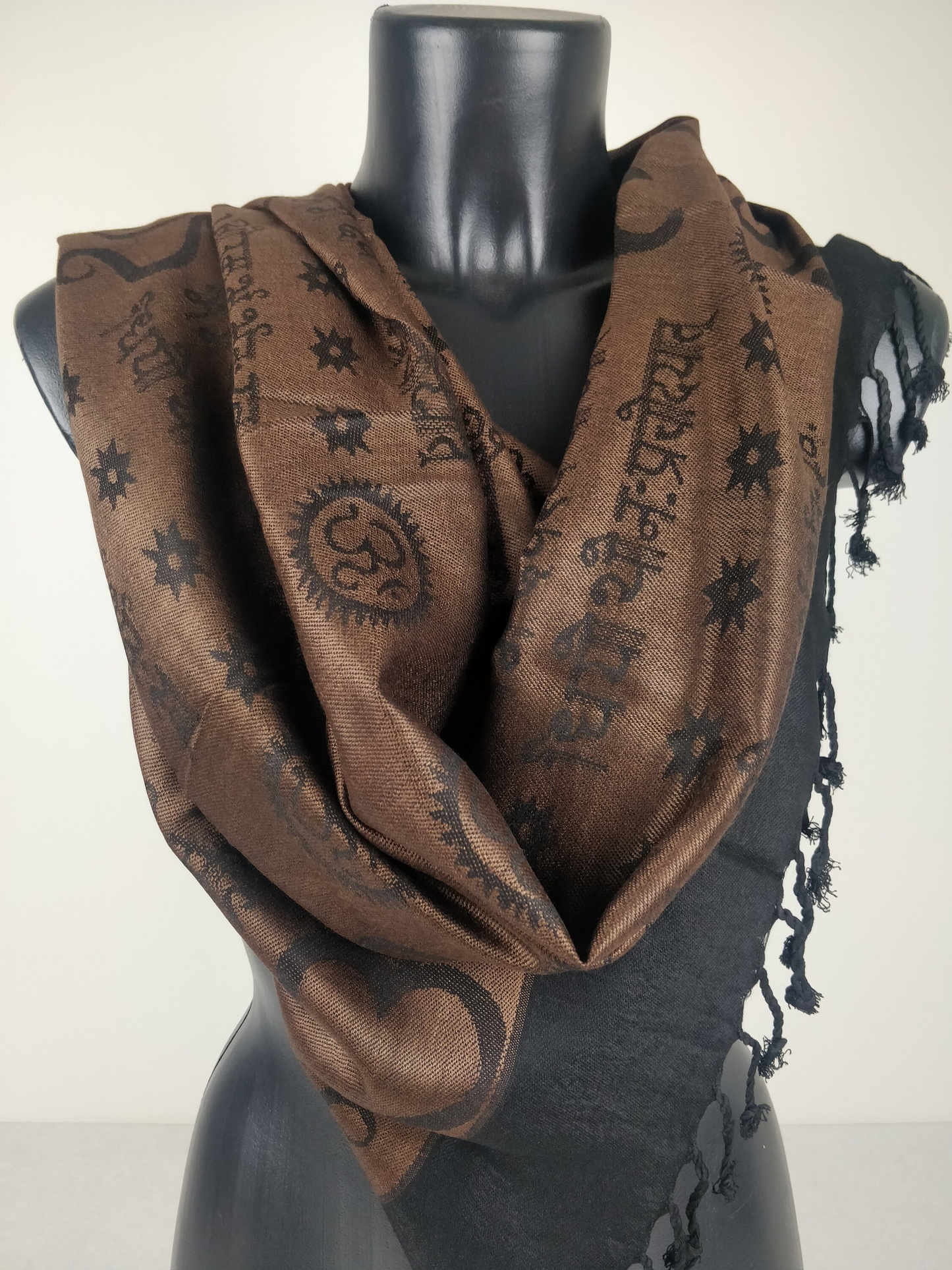 Pashmina Kharma réversible en viscose. Echarpe motifs ohm marron.