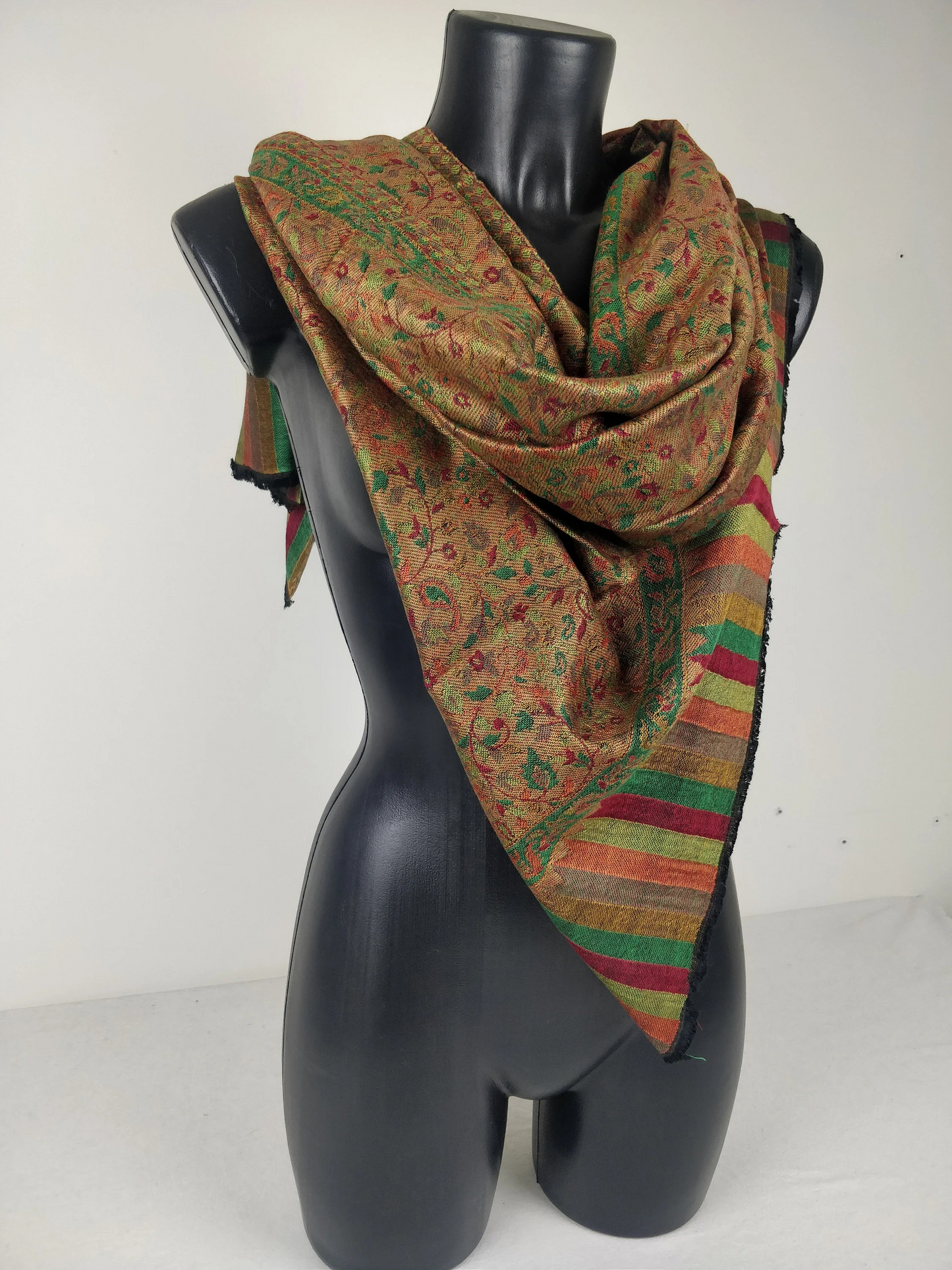 Pashmina Anjana réversible en modal. Echarpe motif paisley fleuri noir, vert, rouge et jaune.